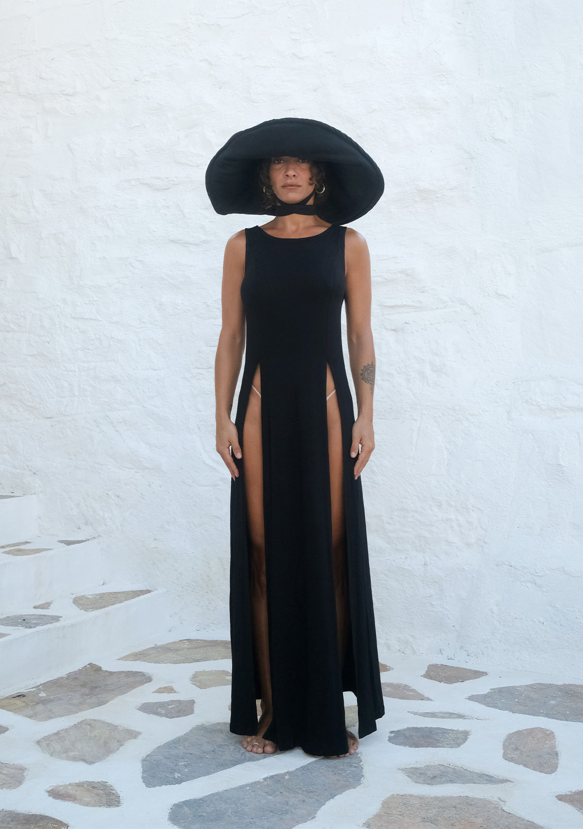 Siyah Derin Yırtmaçlı Yumuşak Kolsuz Elbise