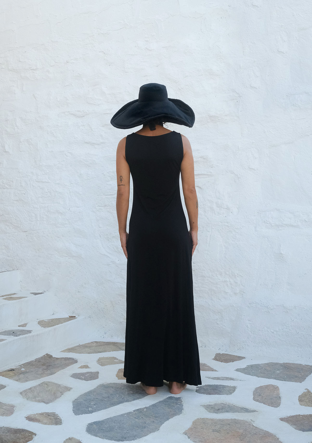 Siyah Derin Yırtmaçlı Yumuşak Kolsuz Elbise