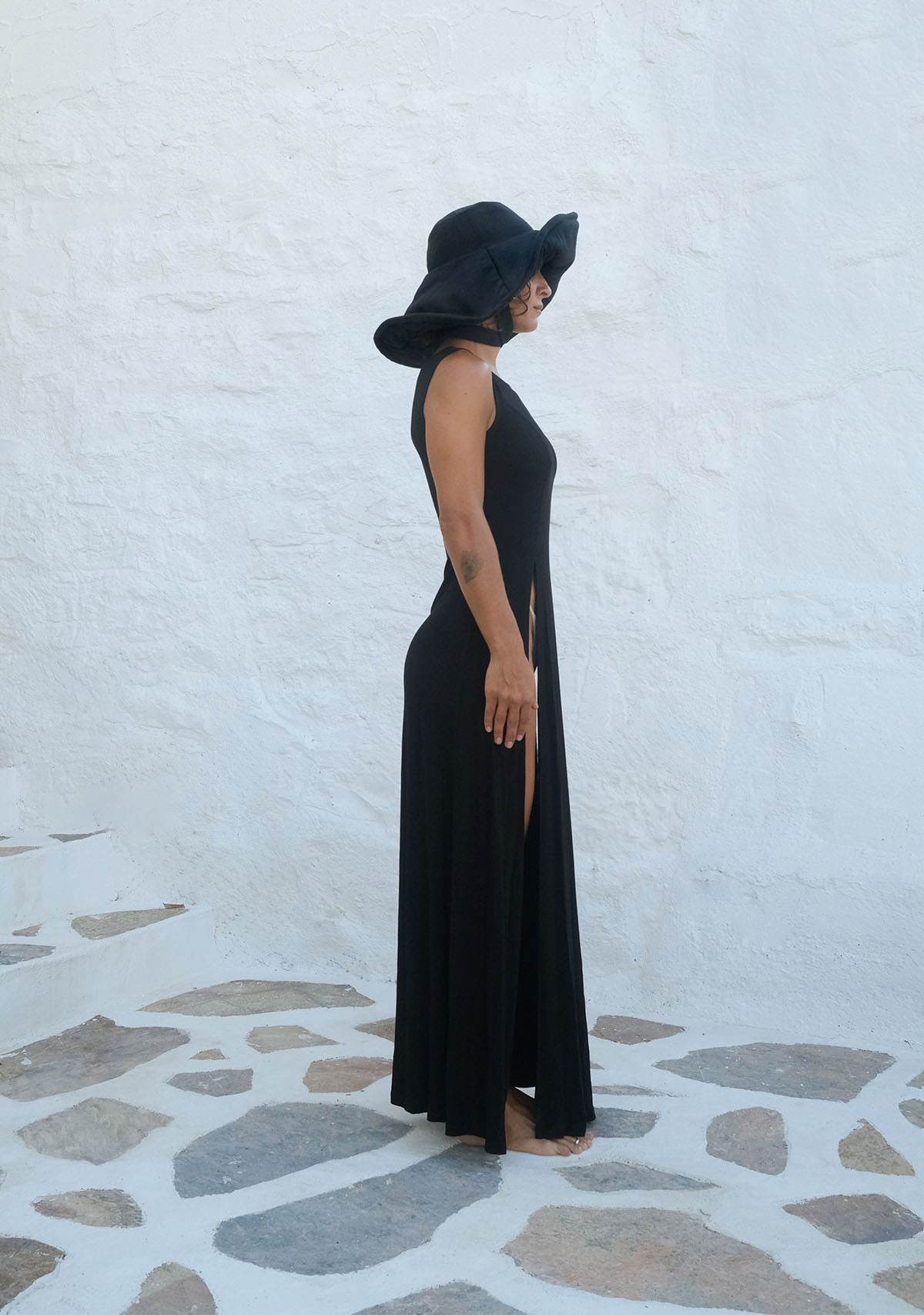 Siyah Derin Yırtmaçlı Yumuşak Kolsuz Elbise