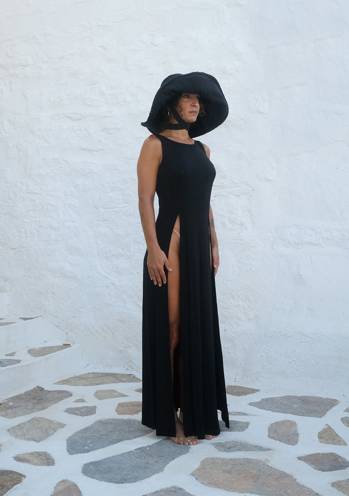 Siyah Derin Yırtmaçlı Yumuşak Kolsuz Elbise