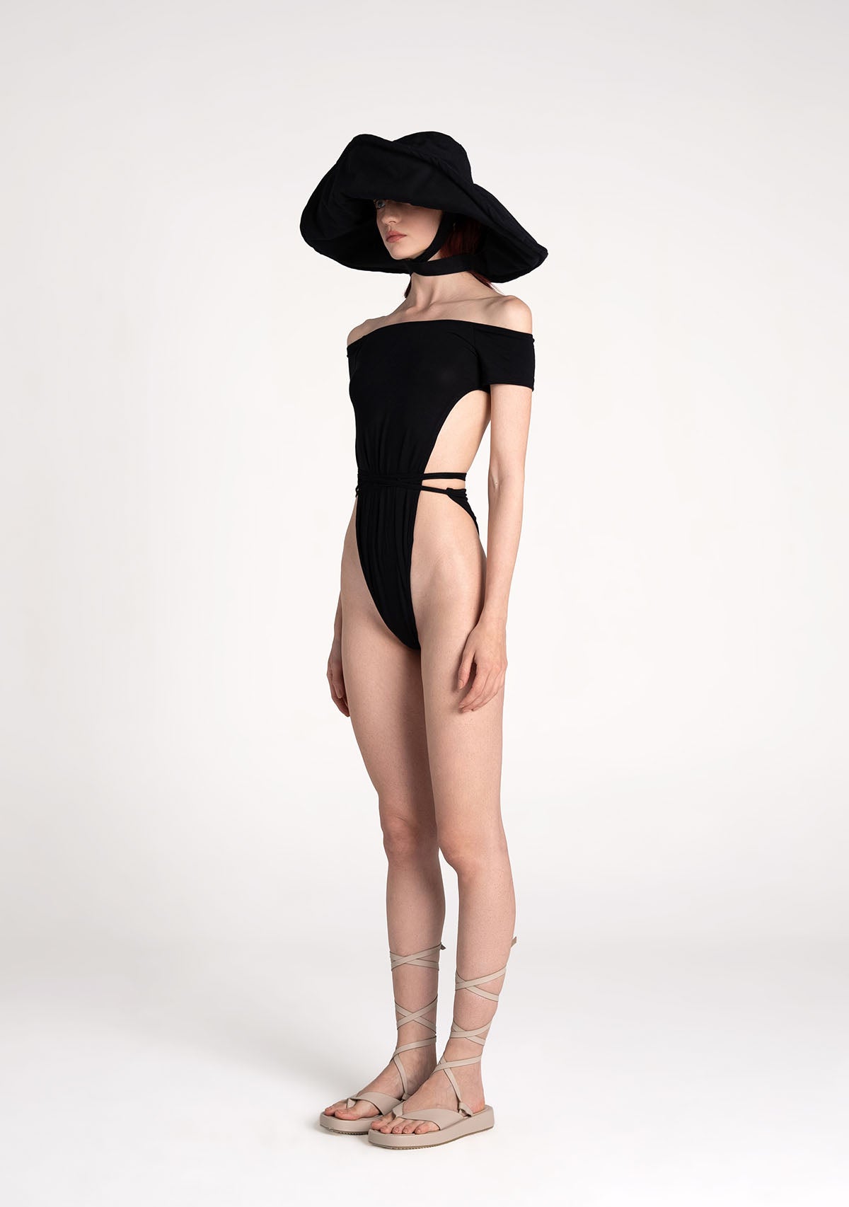 Siyah Derin Dekolteli Belden Bağlamalı Straplez Bodysuit