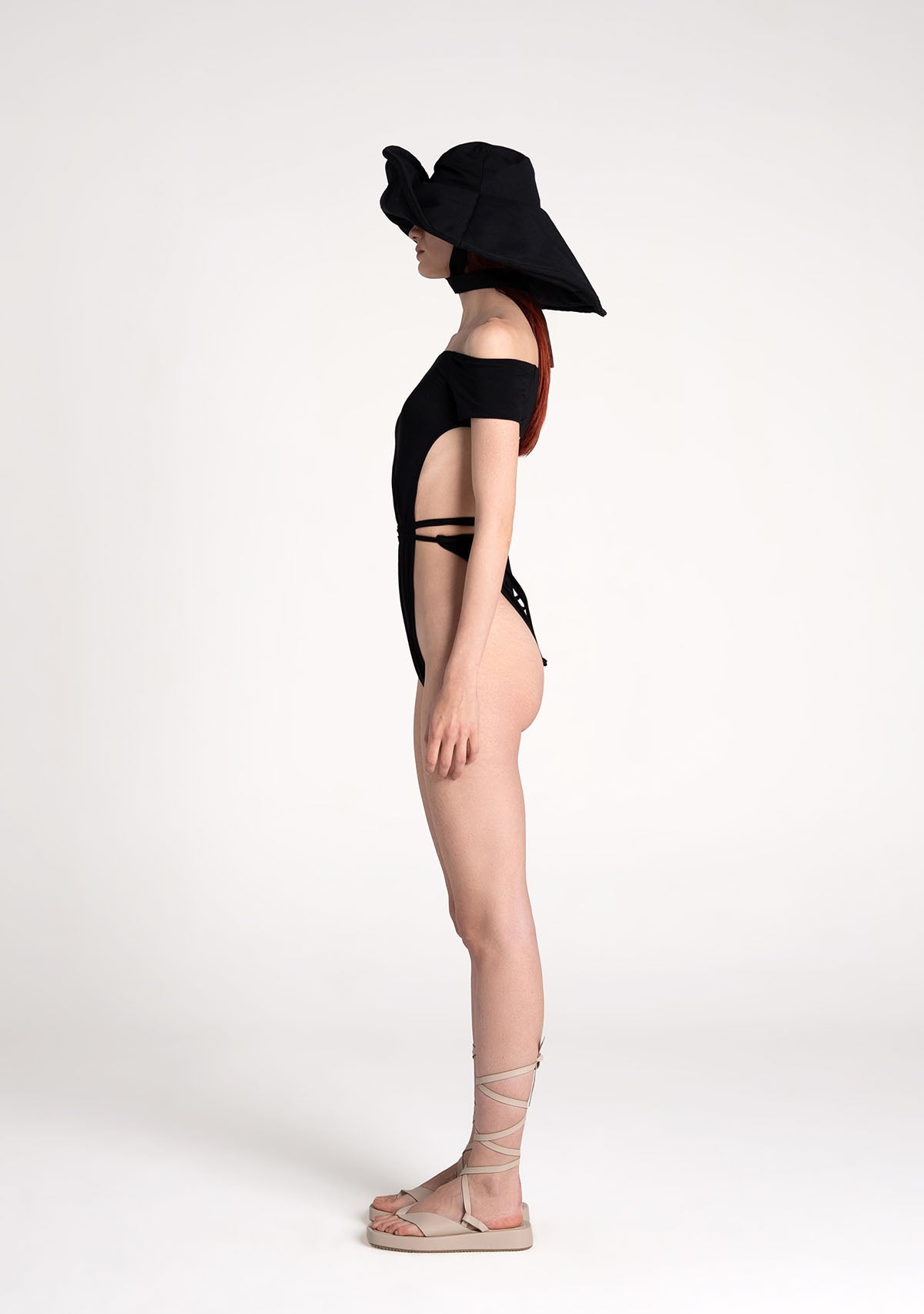 Siyah Derin Dekolteli Belden Bağlamalı Straplez Bodysuit