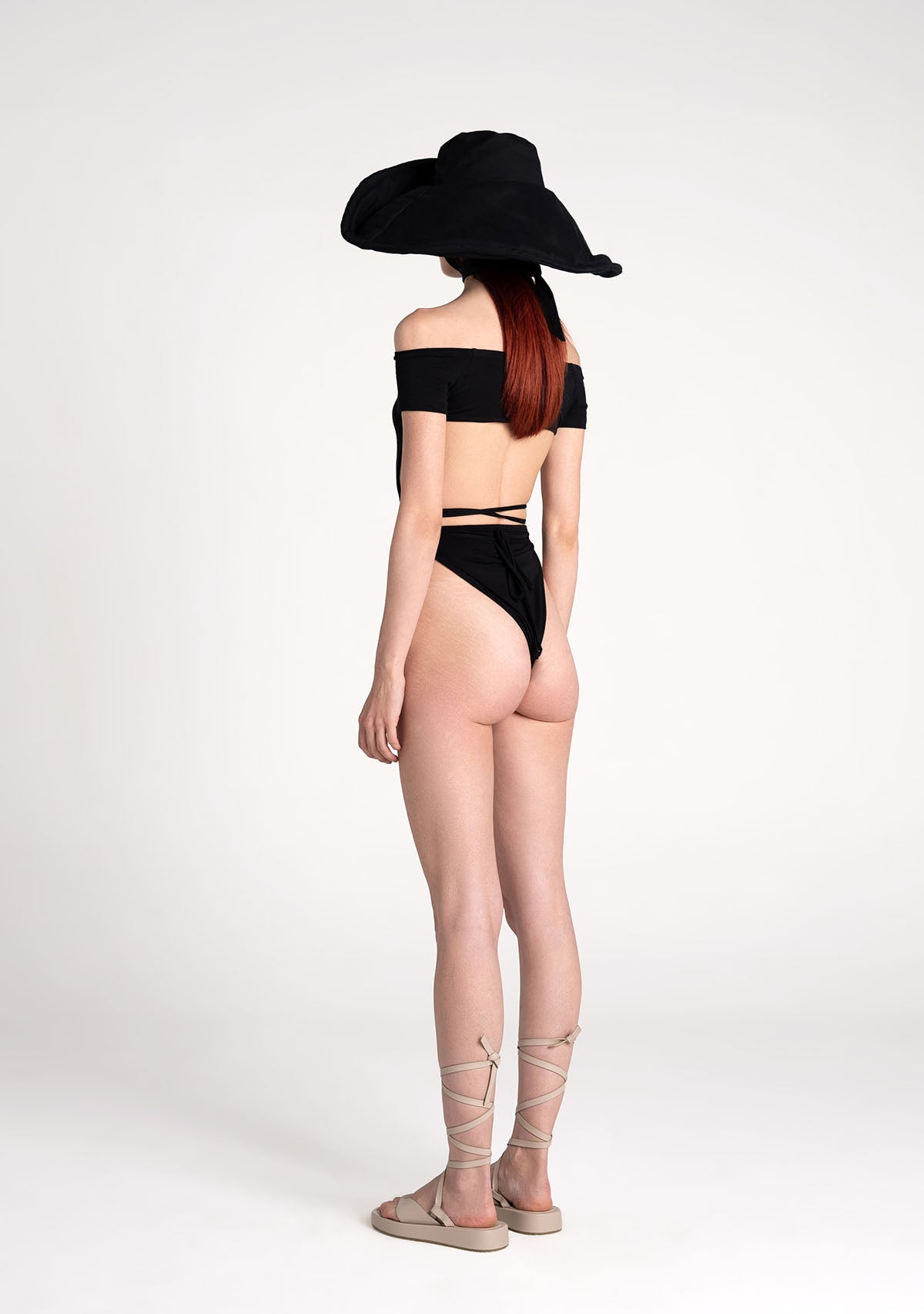 Siyah Derin Dekolteli Belden Bağlamalı Straplez Bodysuit