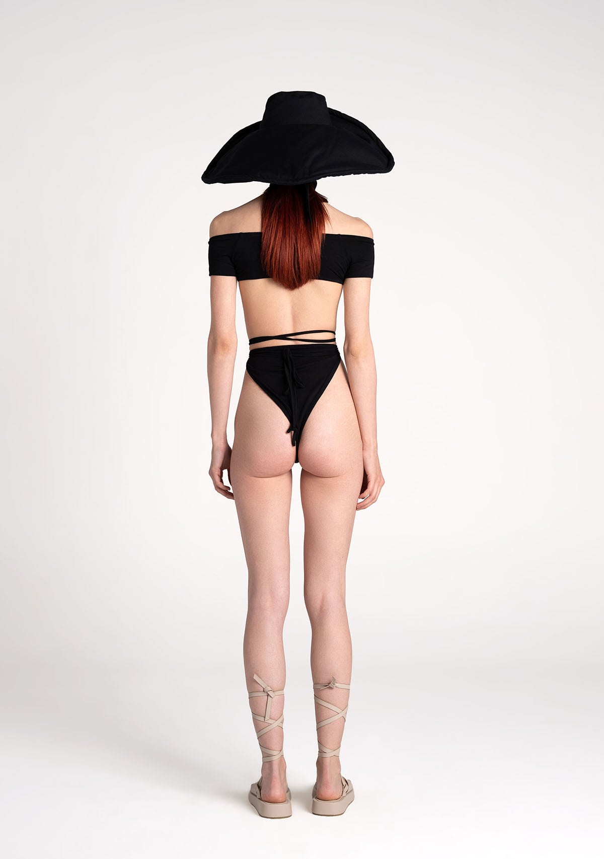 Siyah Derin Dekolteli Belden Bağlamalı Straplez Bodysuit