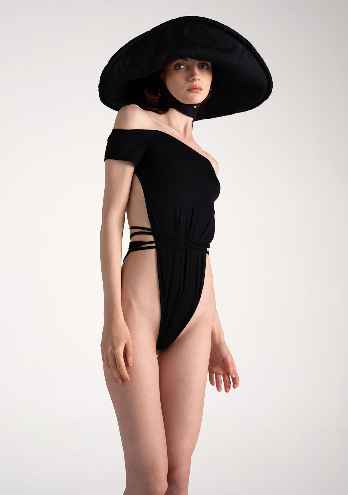 Siyah Derin Dekolteli Belden Bağlamalı Straplez Bodysuit