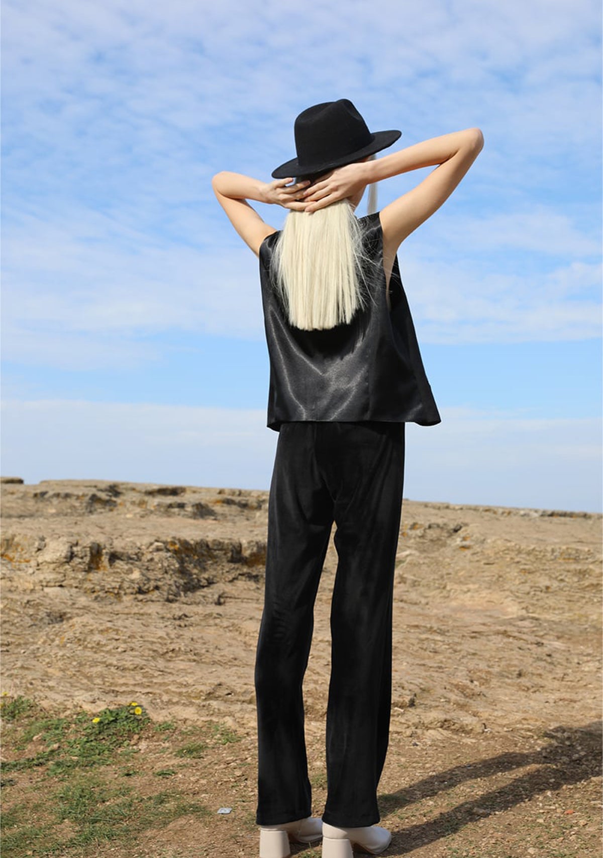 Siyah Kadife Düz Kesim Pantolon