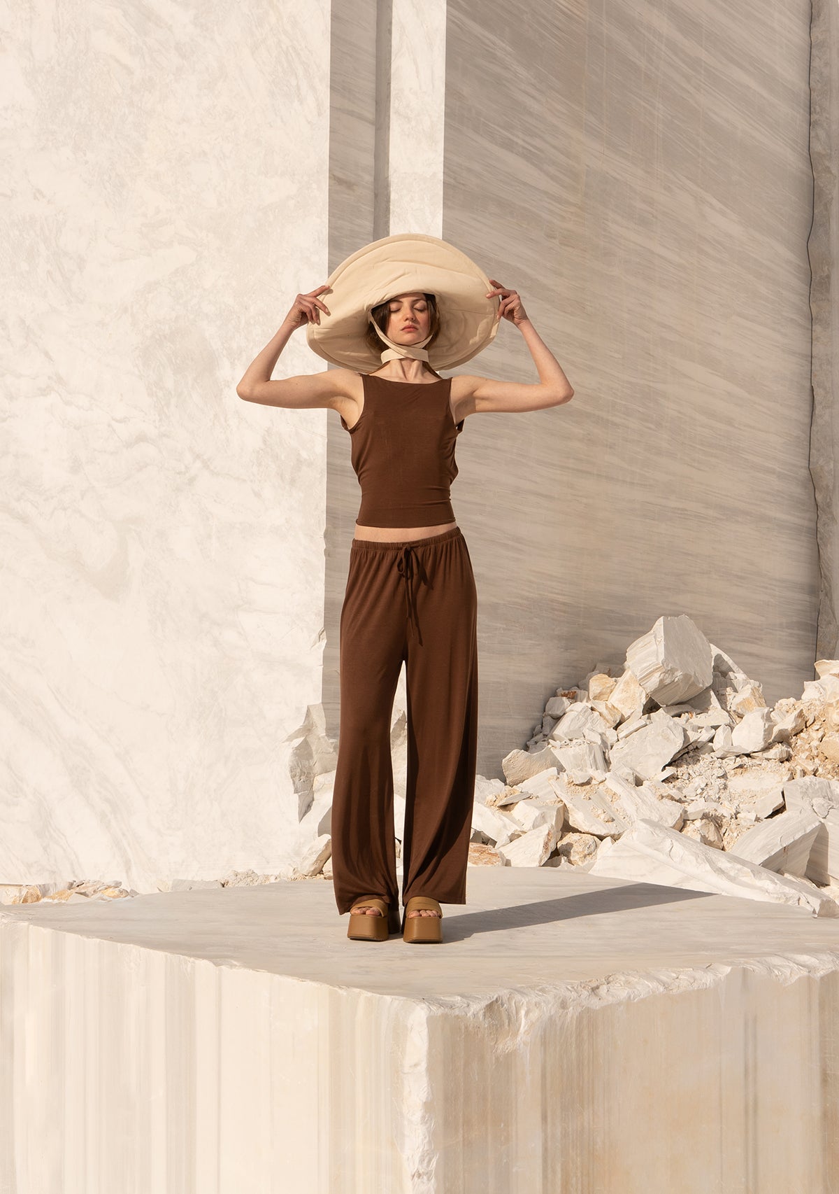 Sırtı Açık Belden Bağlamalı Kahverengi Bluz