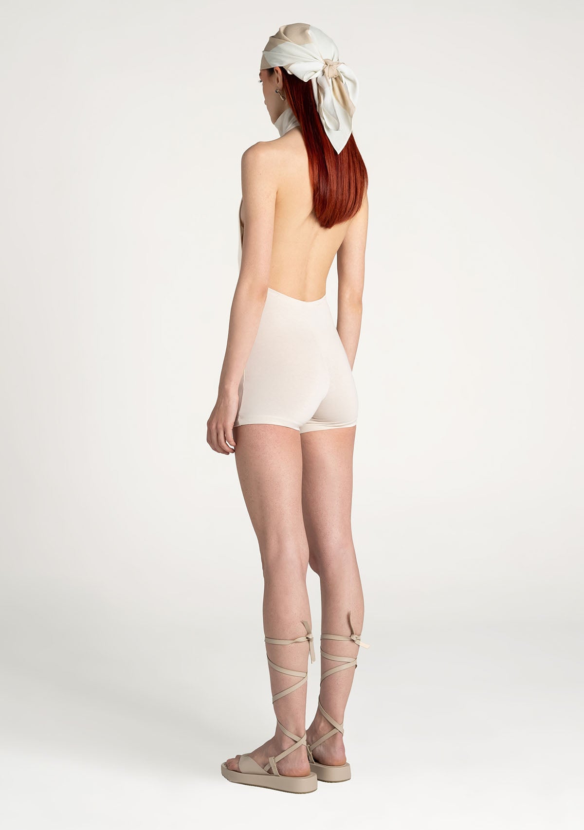 Krem Boğazlı Sırt Dekolteli Şort Bodysuit