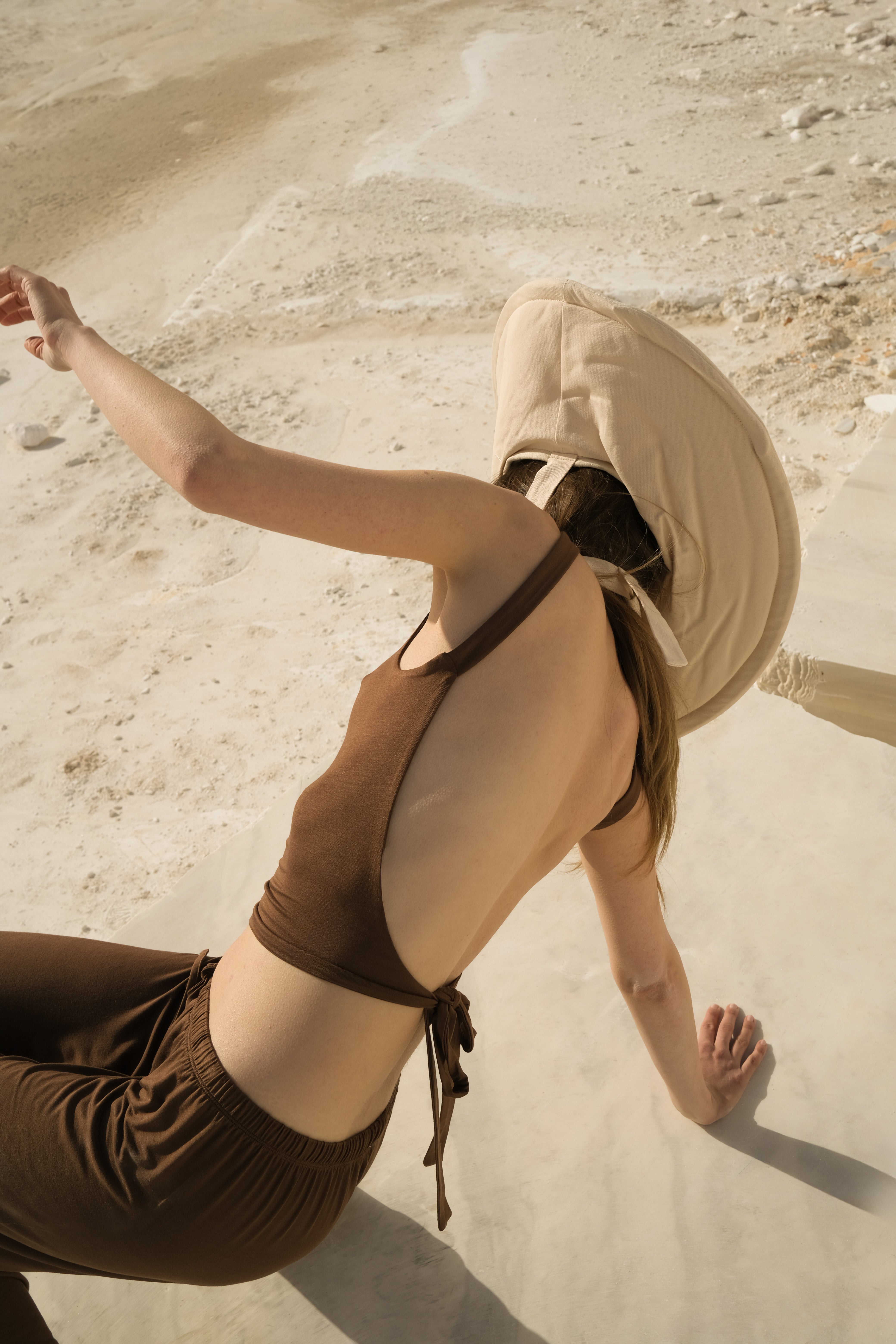 Sırtı Açık Belden Bağlamalı Kahverengi Bluz