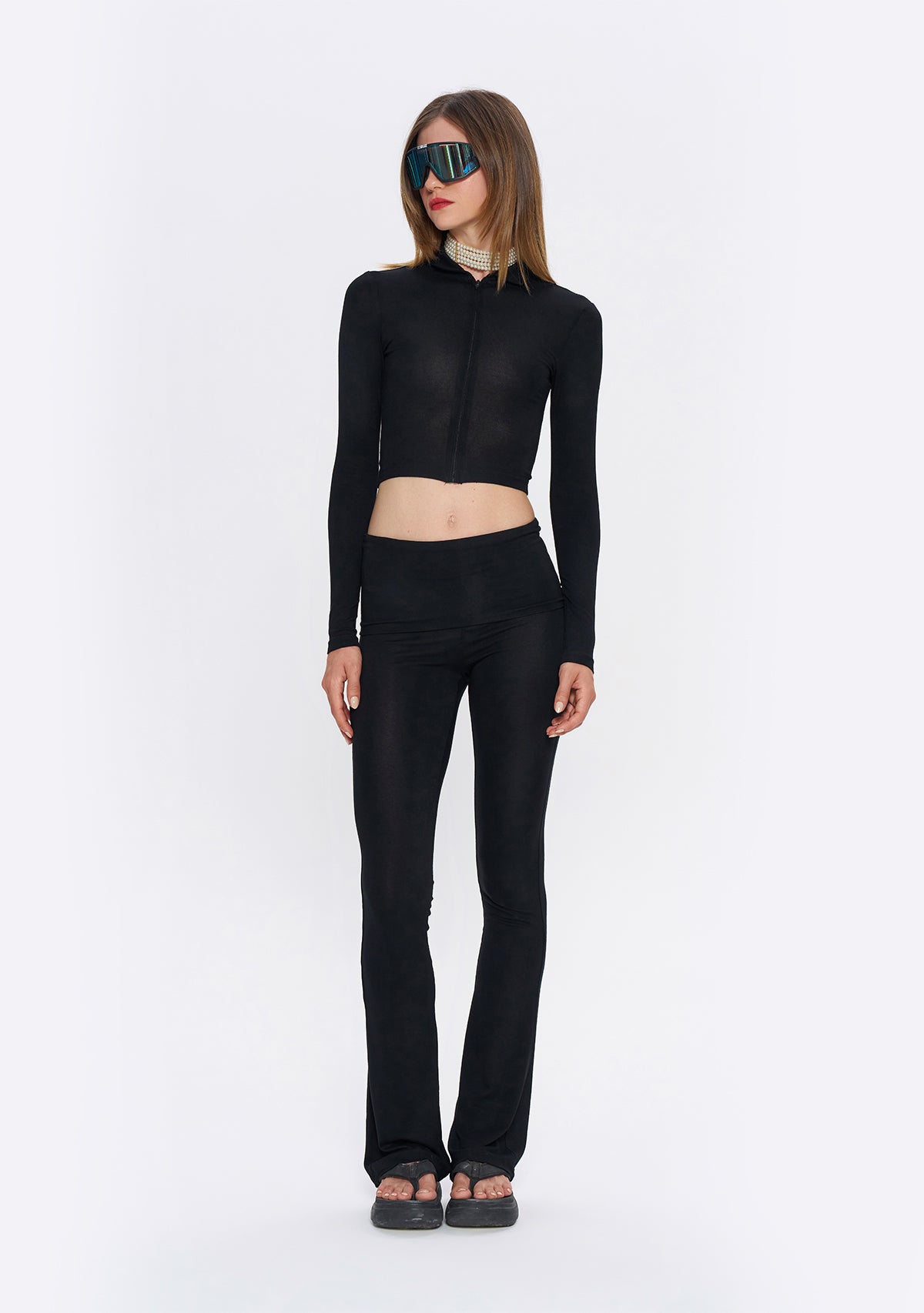 Siyah Fermuarlı
Dar Kesim Yumuşak Hırka