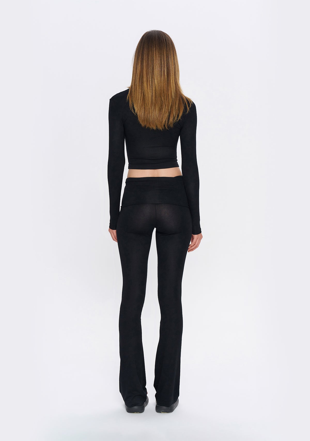 Siyah Fermuarlı
Dar Kesim Yumuşak Hırka