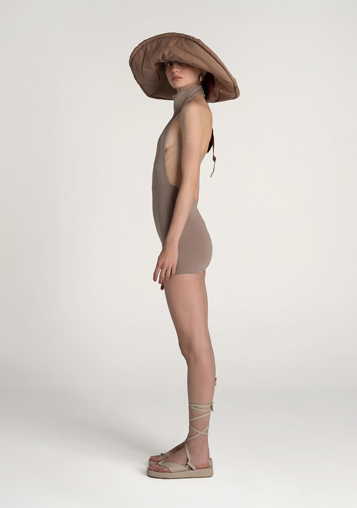 Açık Kahverengi Boğazlı Sırt Dekolteli Şort Bodysuit