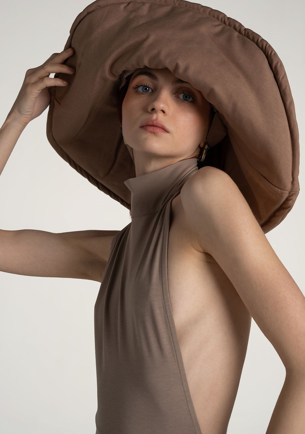 Açık Kahverengi Boğazlı Sırt Dekolteli Şort Bodysuit