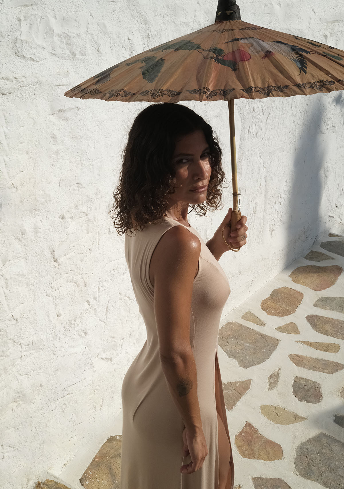 Nude Derin Yırtmaçlı Yumuşak Kolsuz Elbise