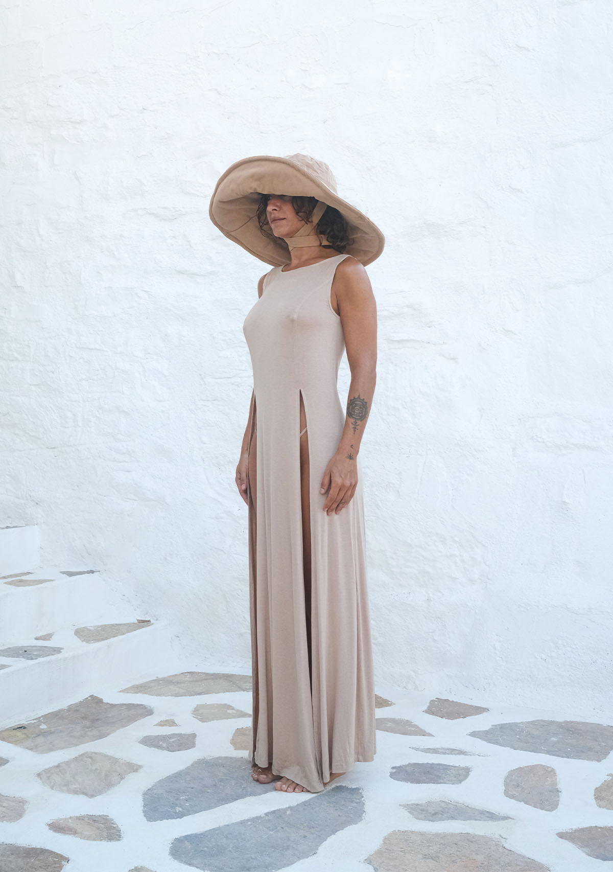 Nude Derin Yırtmaçlı Yumuşak Kolsuz Elbise