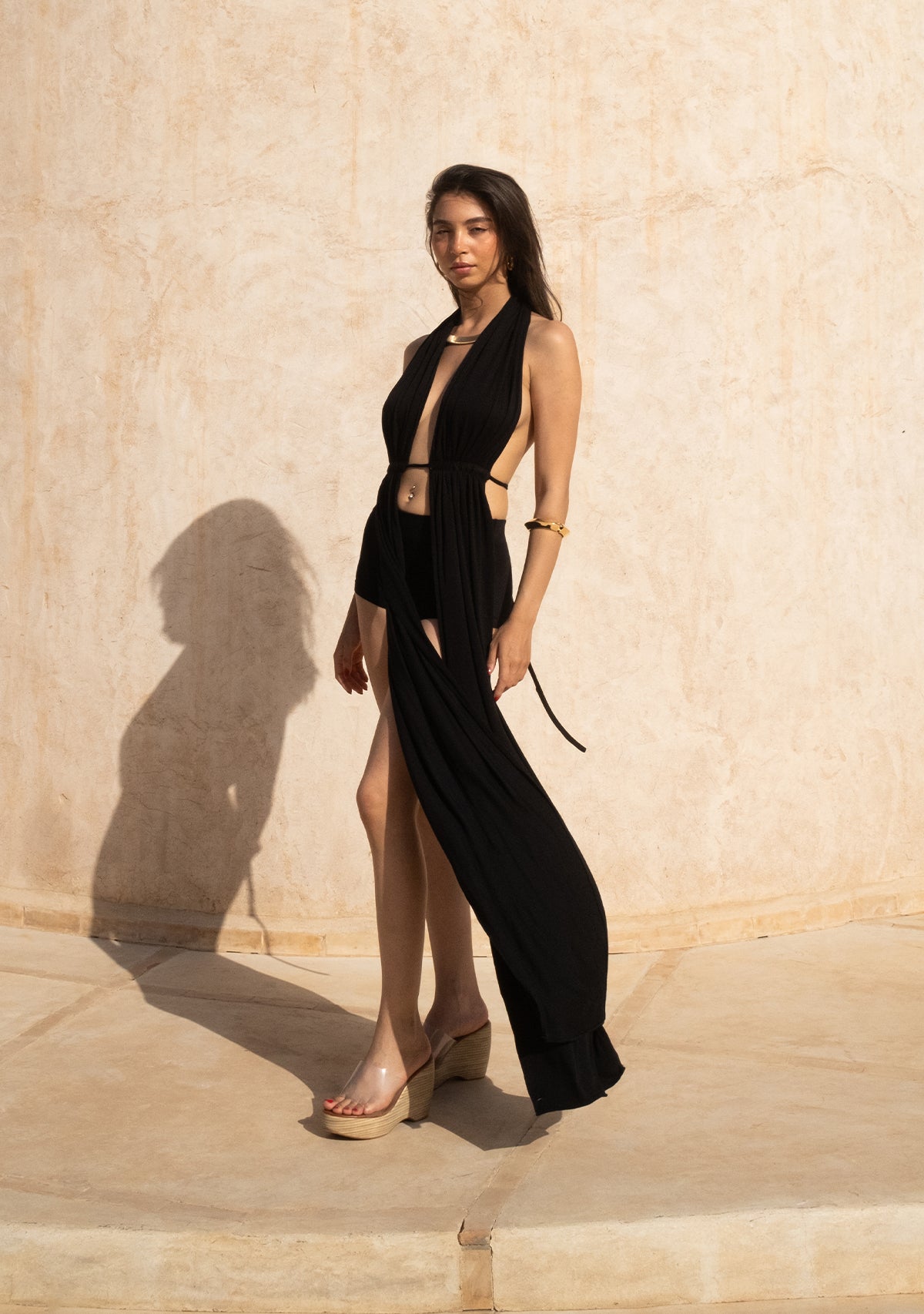 Önleri Uzun Dekolteli Siyah Bluz