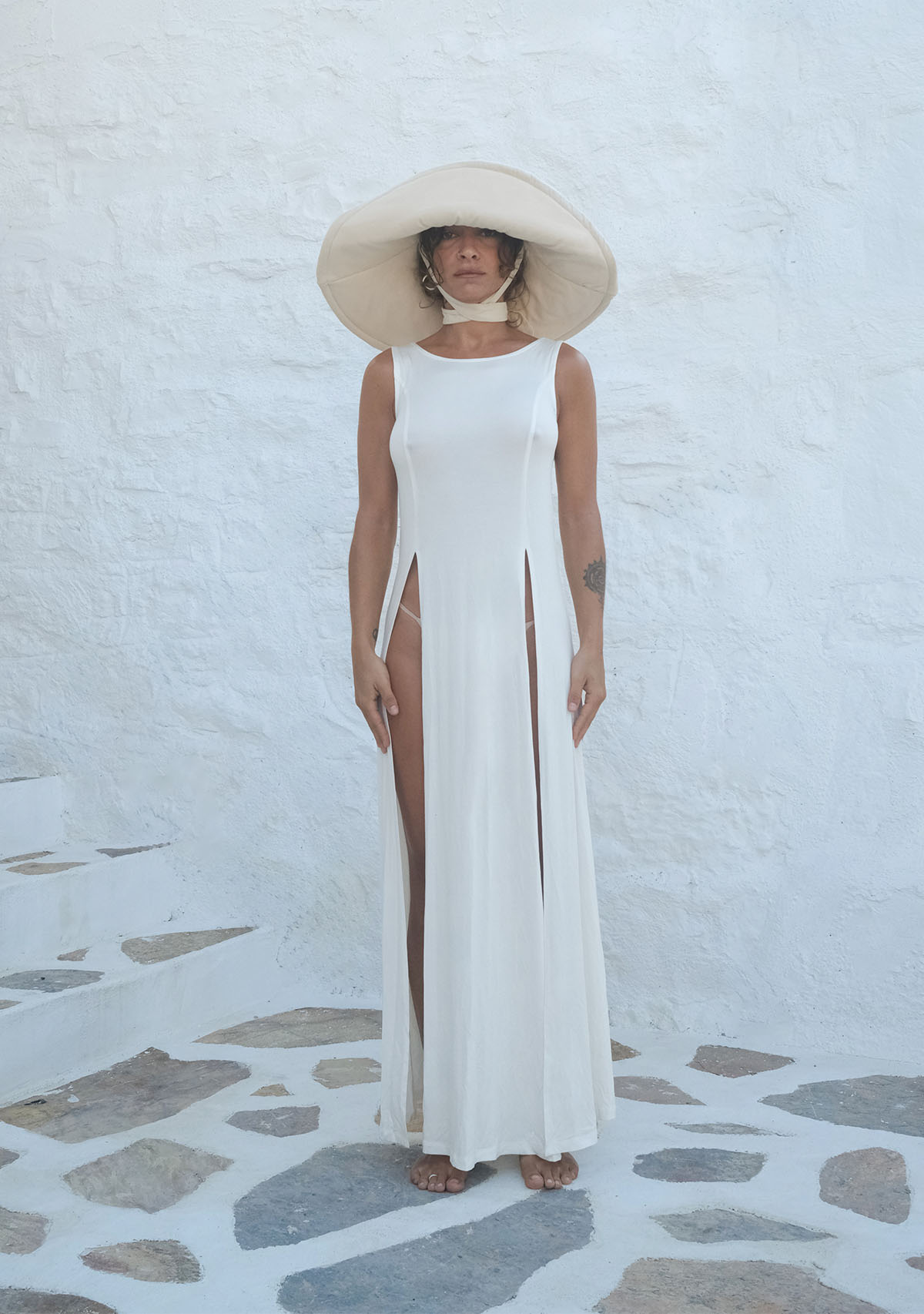 Beyaz Derin Yırtmaçlı Yumuşak Kolsuz Elbise