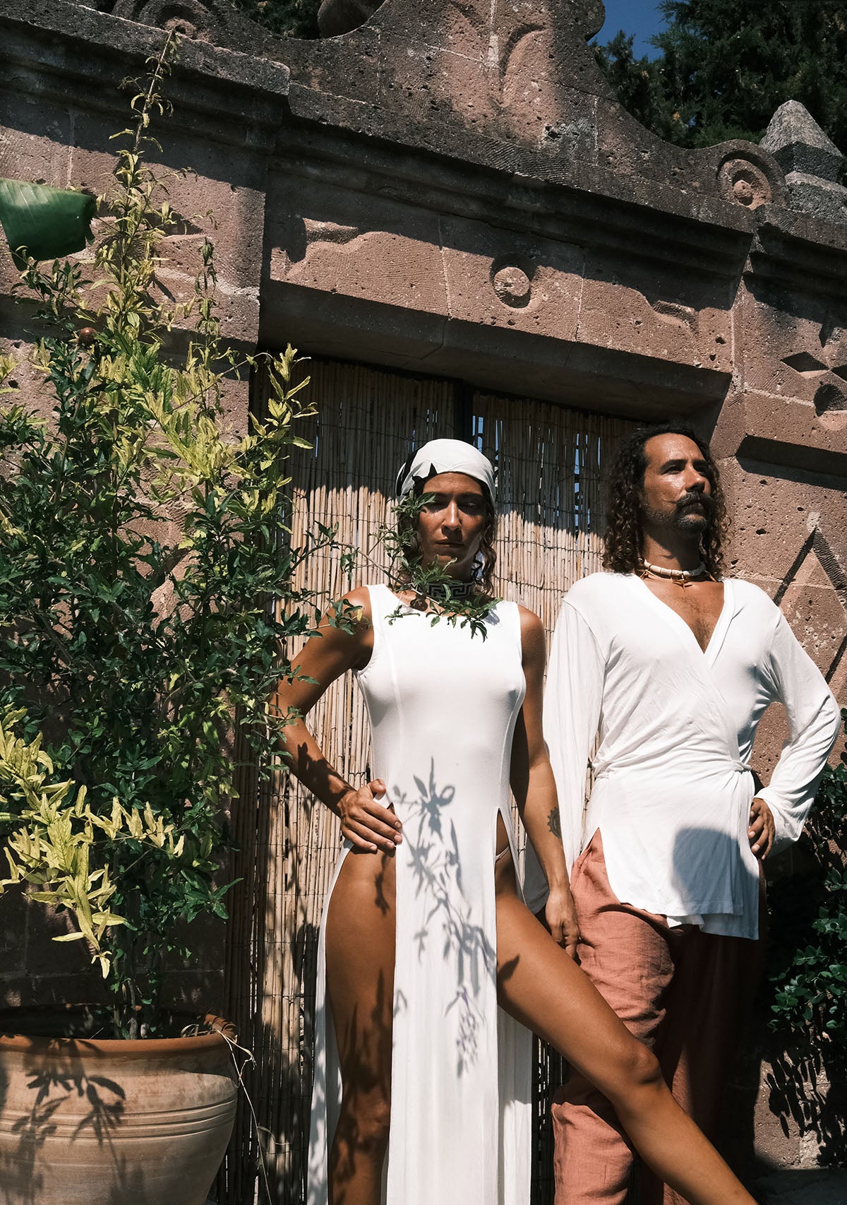 Beyaz Derin Yırtmaçlı Yumuşak Kolsuz Elbise