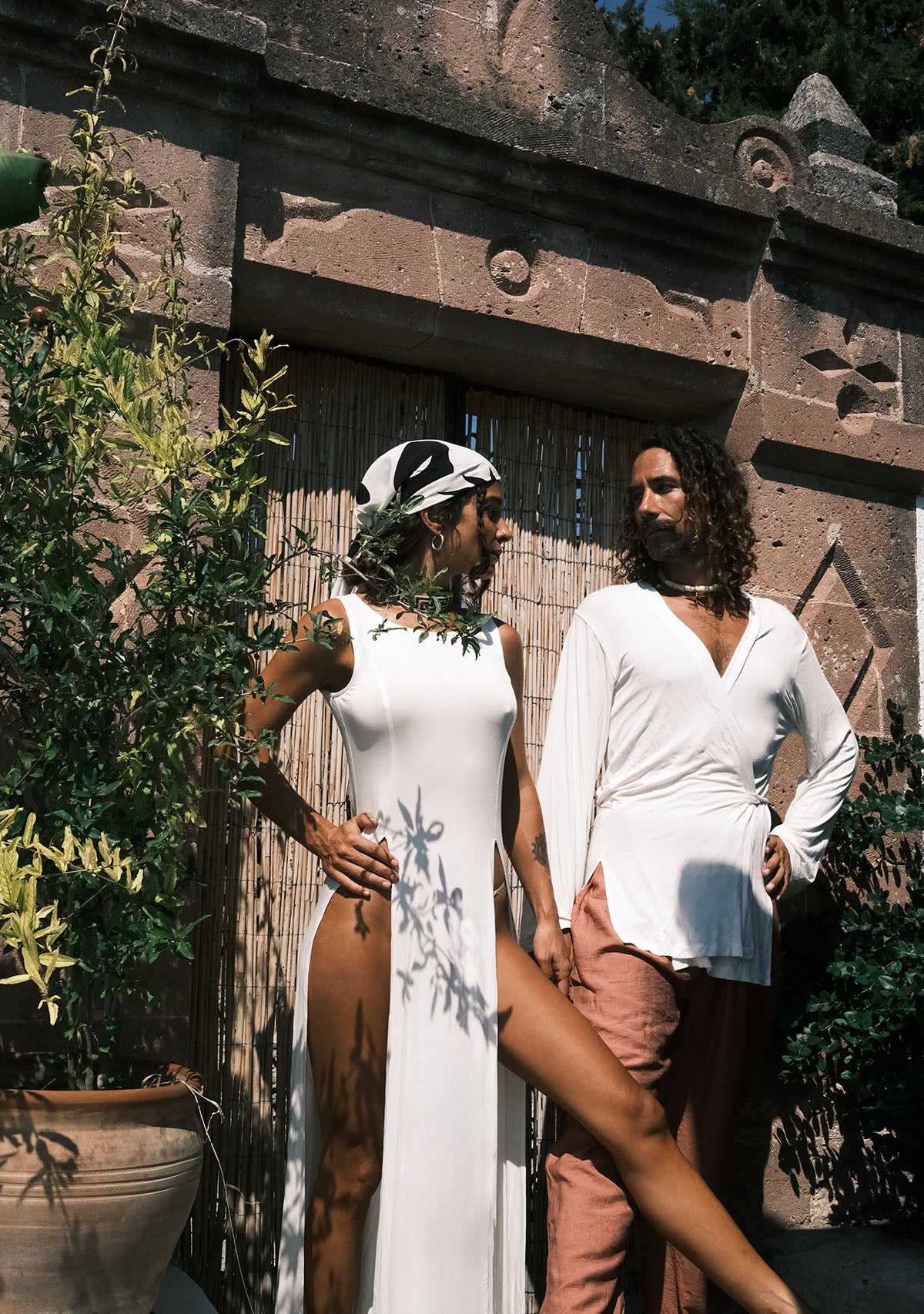 Beyaz Derin Yırtmaçlı Yumuşak Kolsuz Elbise