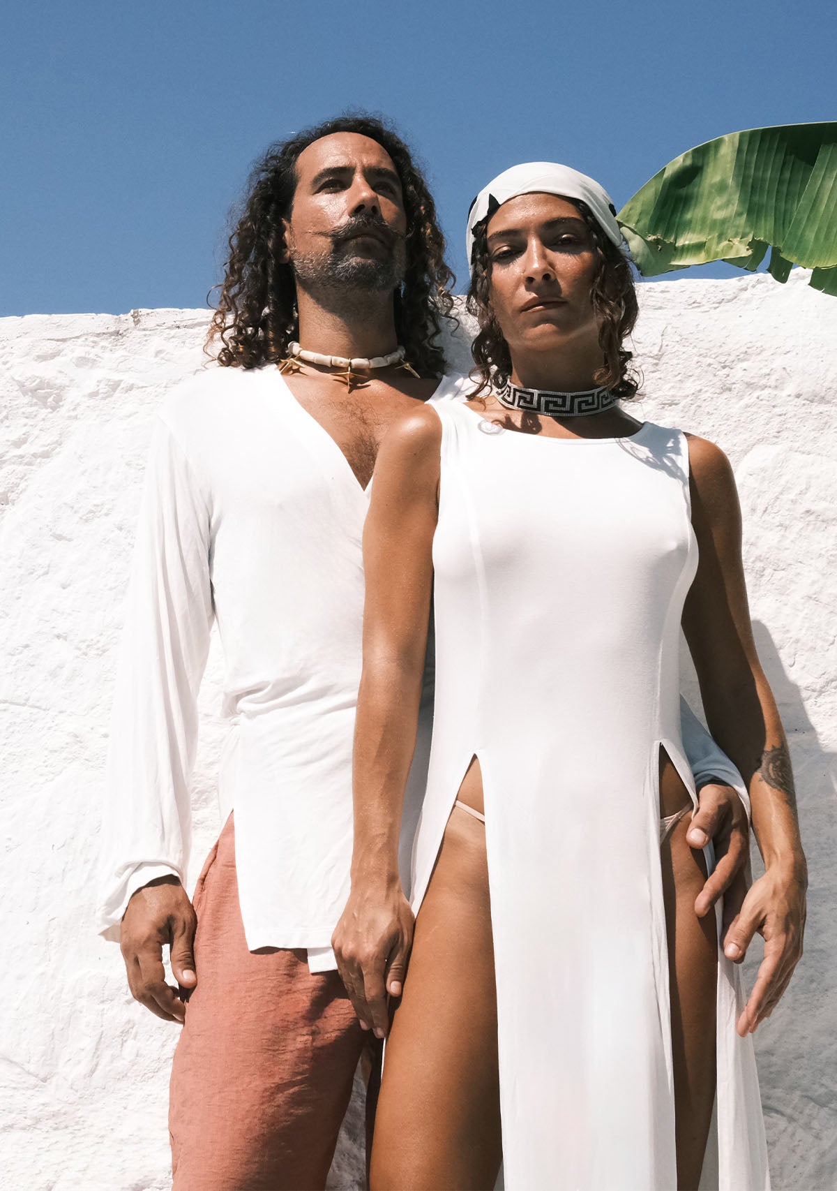 Beyaz Derin Yırtmaçlı Yumuşak Kolsuz Elbise