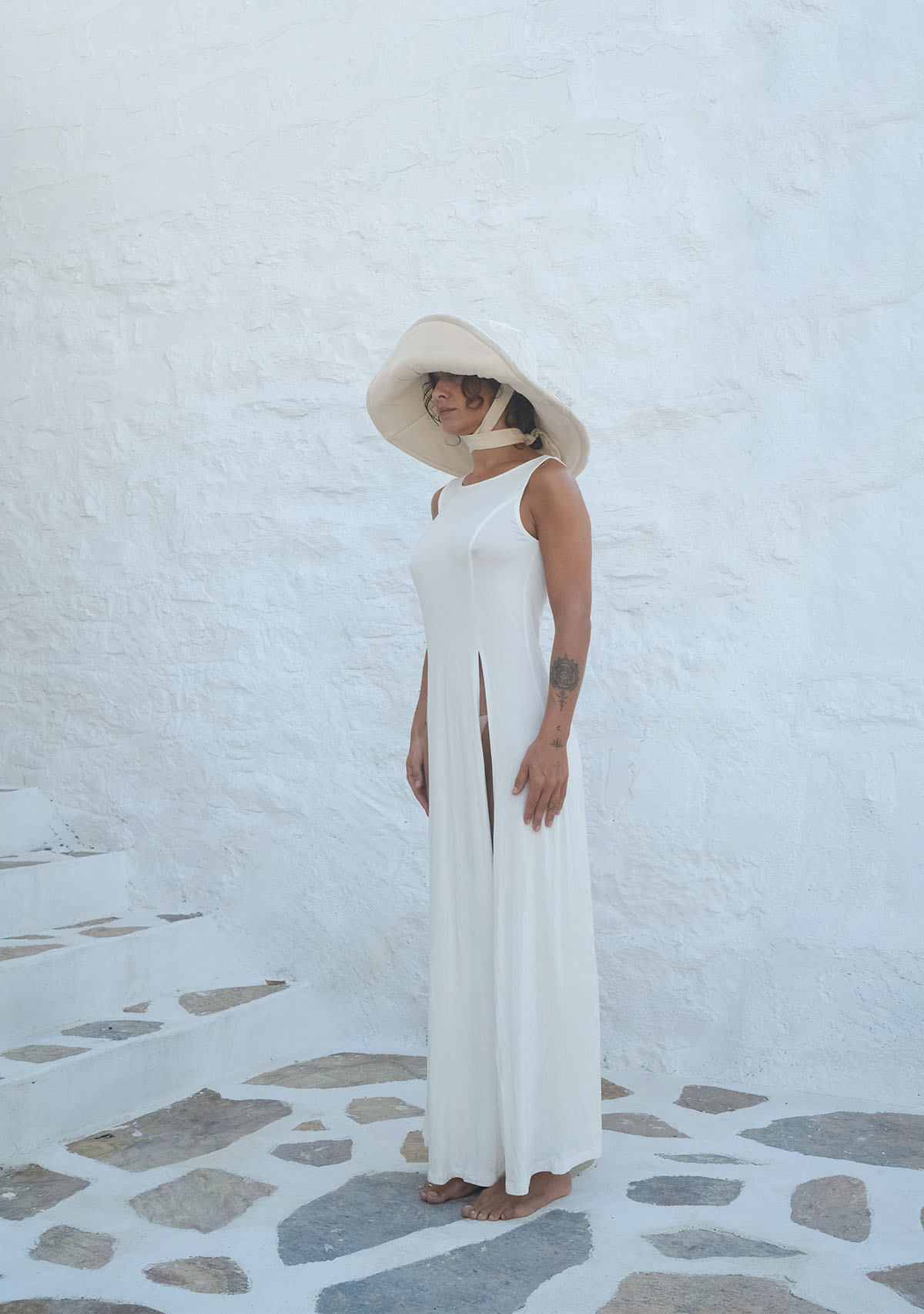 Beyaz Derin Yırtmaçlı Yumuşak Kolsuz Elbise