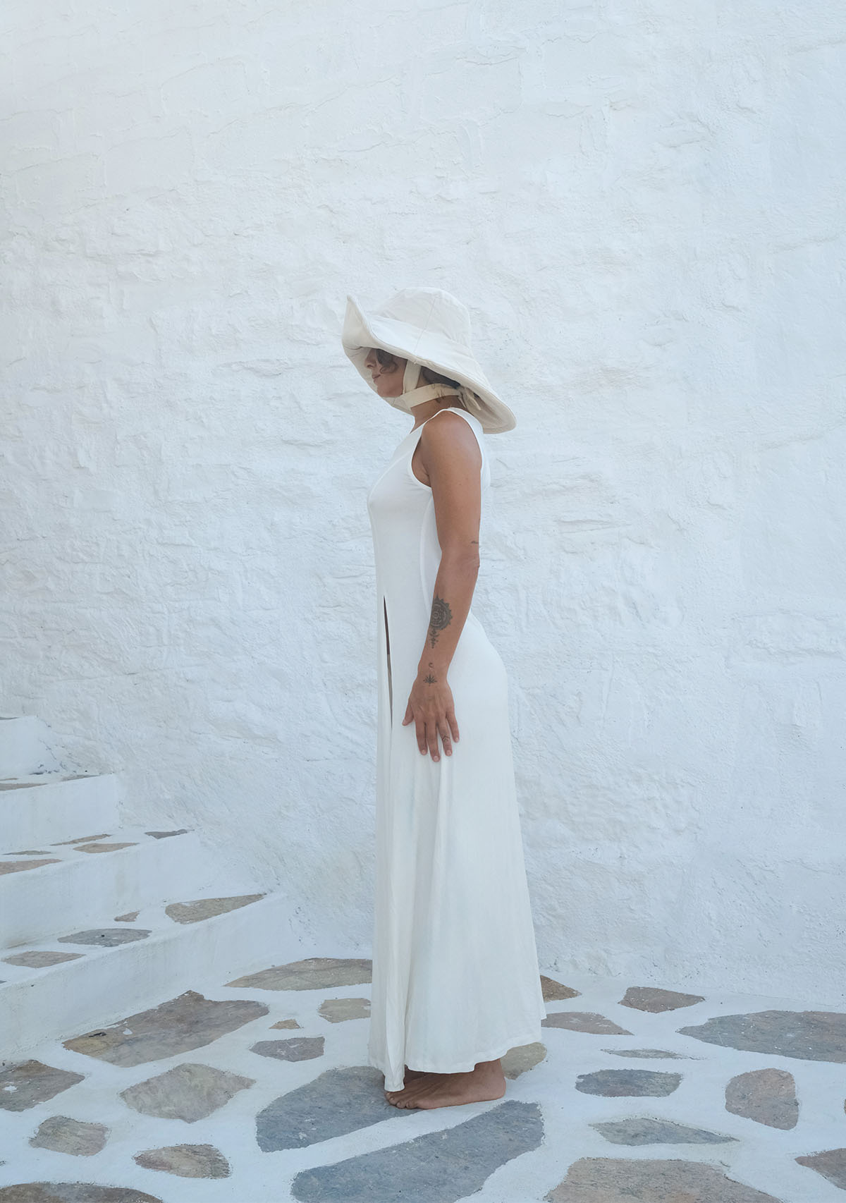 Beyaz Derin Yırtmaçlı Yumuşak Kolsuz Elbise