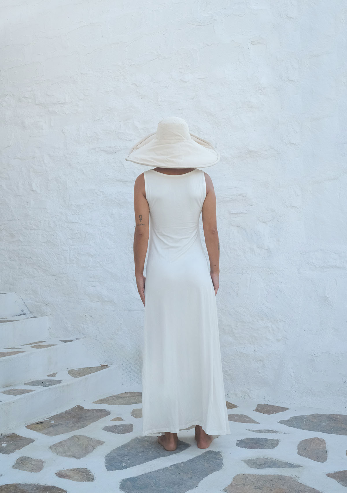 Beyaz Derin Yırtmaçlı Yumuşak Kolsuz Elbise