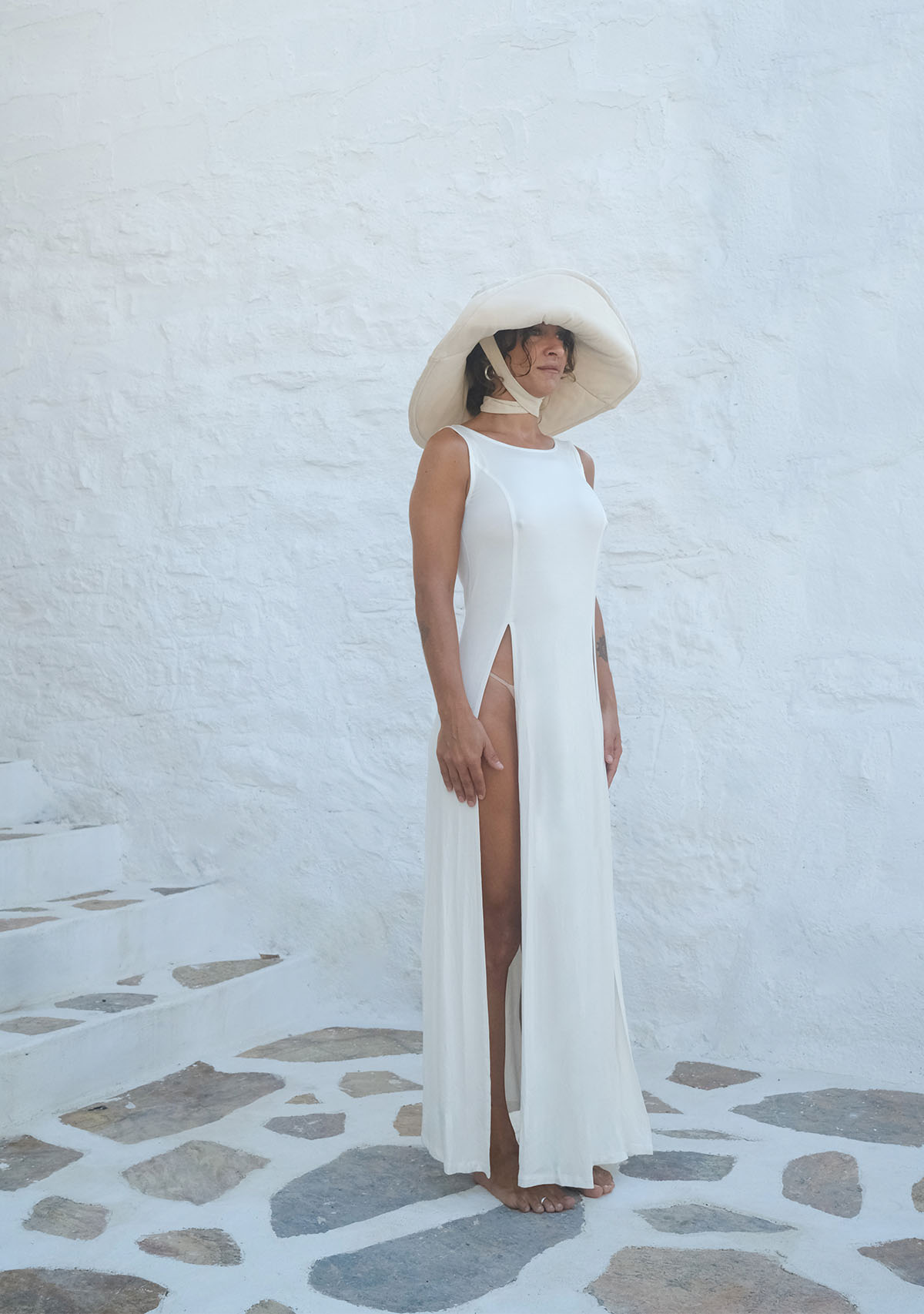 Beyaz Derin Yırtmaçlı Yumuşak Kolsuz Elbise