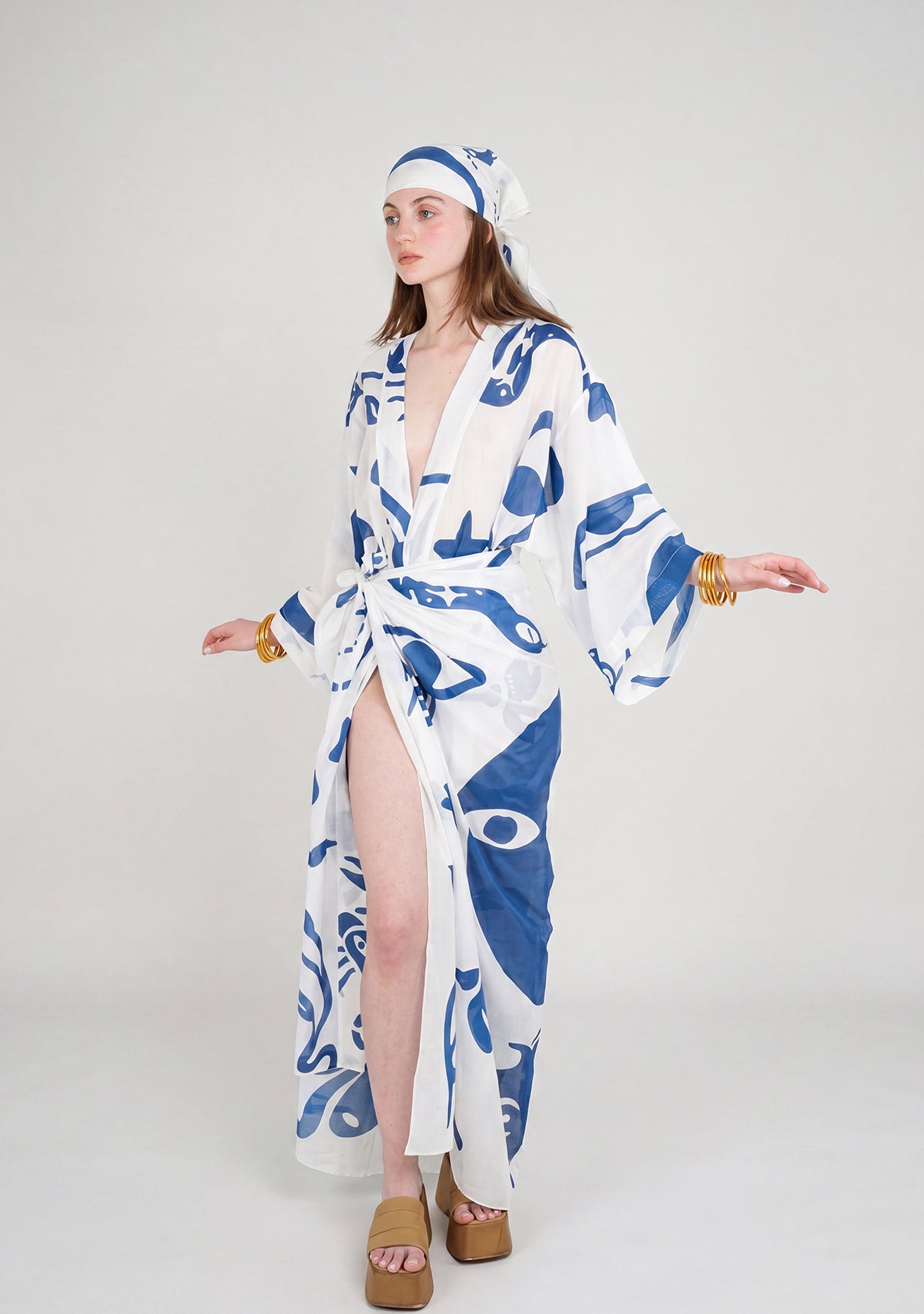 Chandra mavi desenli kimono ve eşarp kombinli model yan detay görünümü