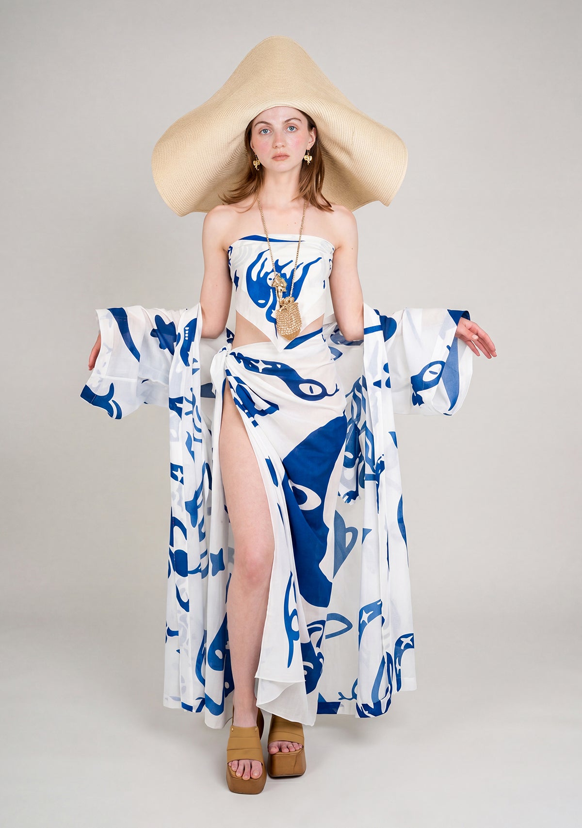 Chandra mavi desenli kimono, pareo ve hasır şapka kombinli model görünümü
