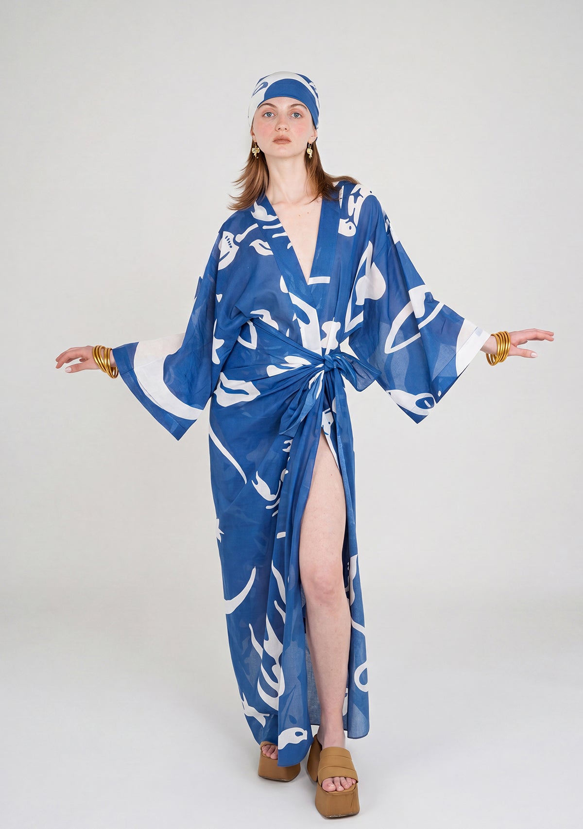 Chandra mavi desenli kimono ve eşarp kombinli model görünümü