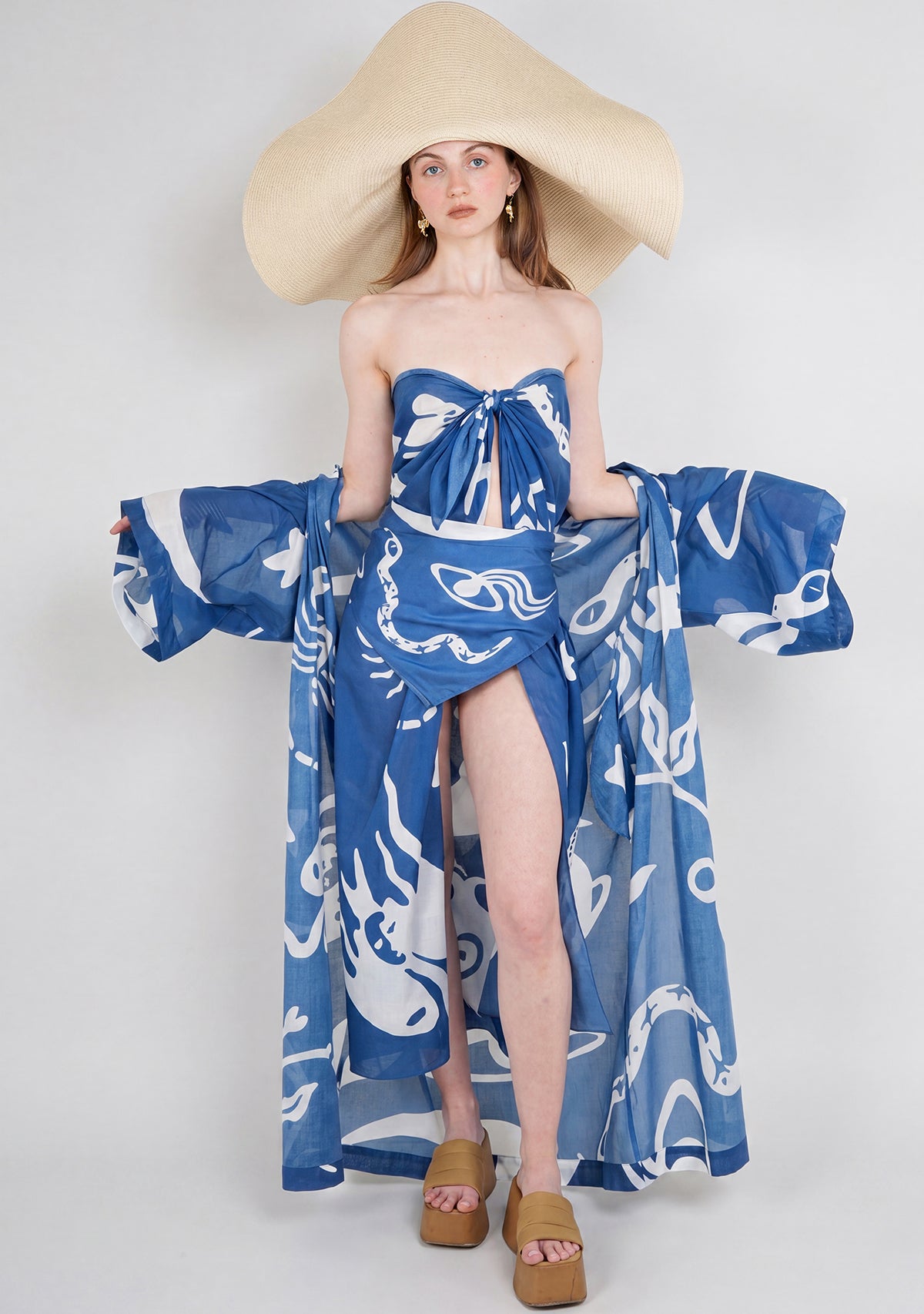 Chandra mavi desenli kimono,pareo ve hasır şapka kombinli model görünümü