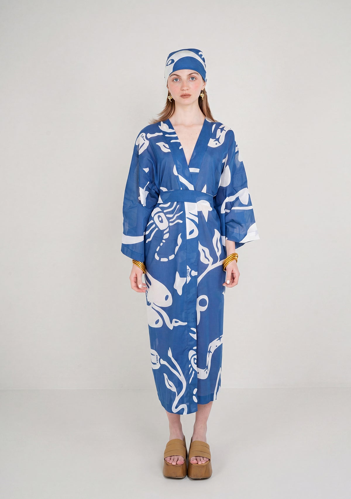 Chandra mavi desenli kimono ve eşarp kombinli model görünümü
