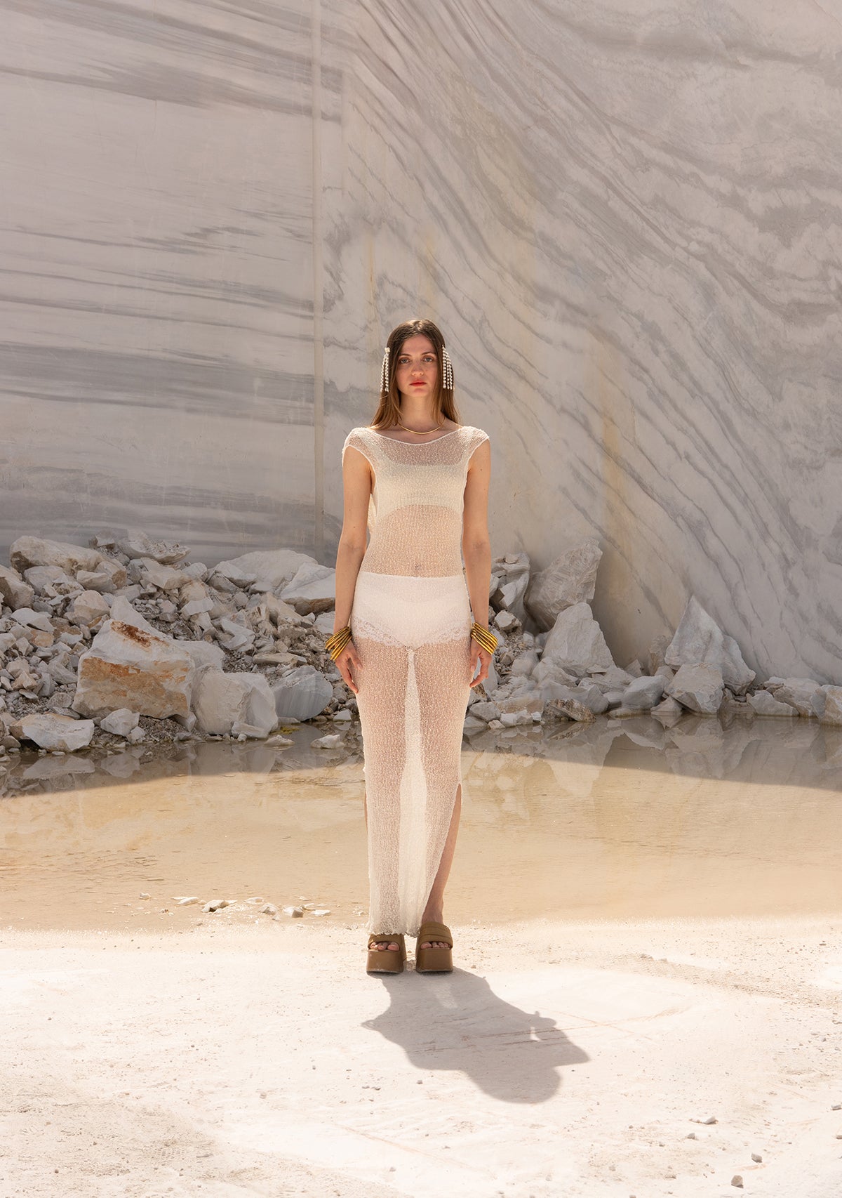 el-isi-kolsuz-uzun-beyaz-elbise-look