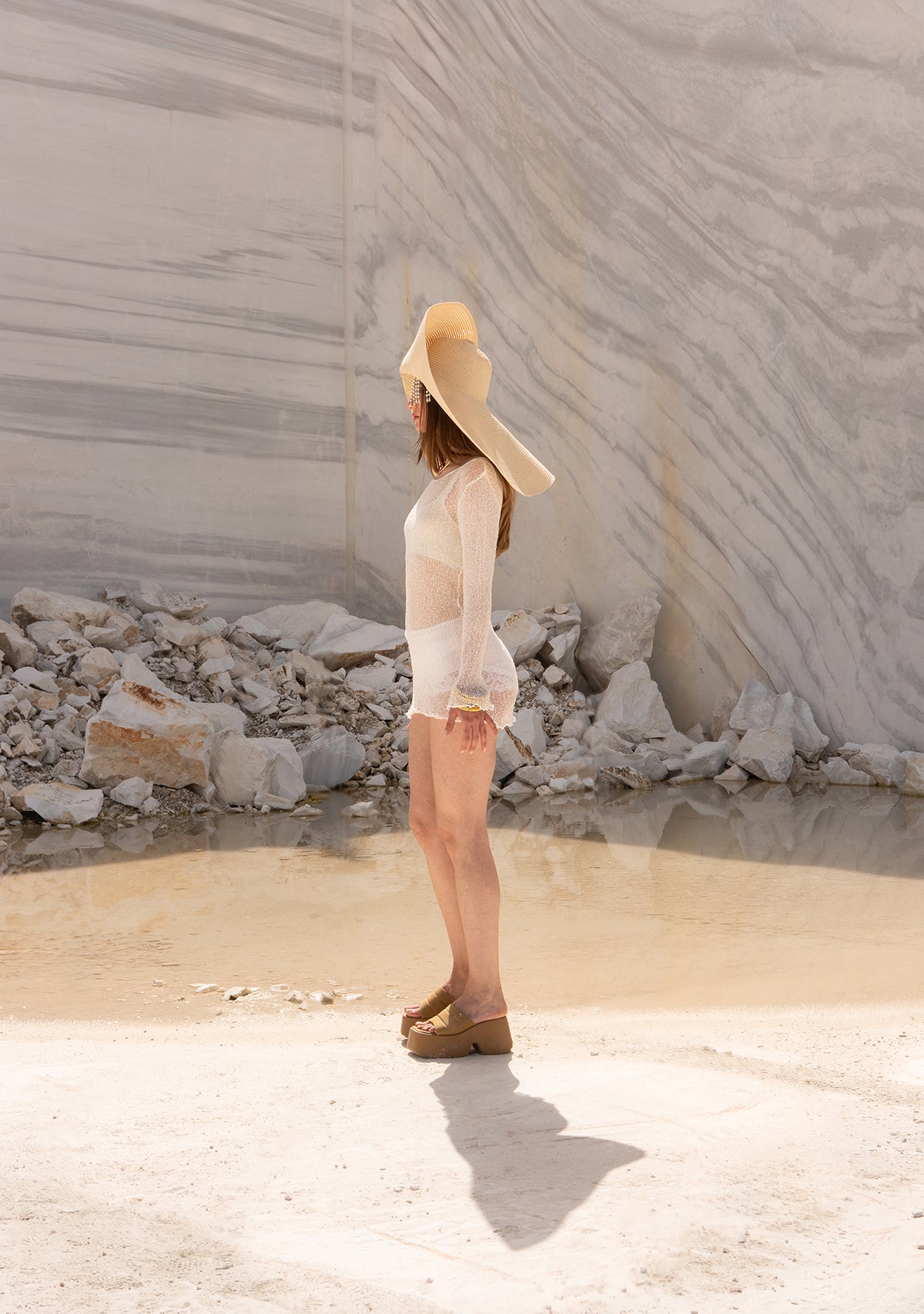 el-isi-uzun-kollu-mini-beyaz-elbise-yan-detay