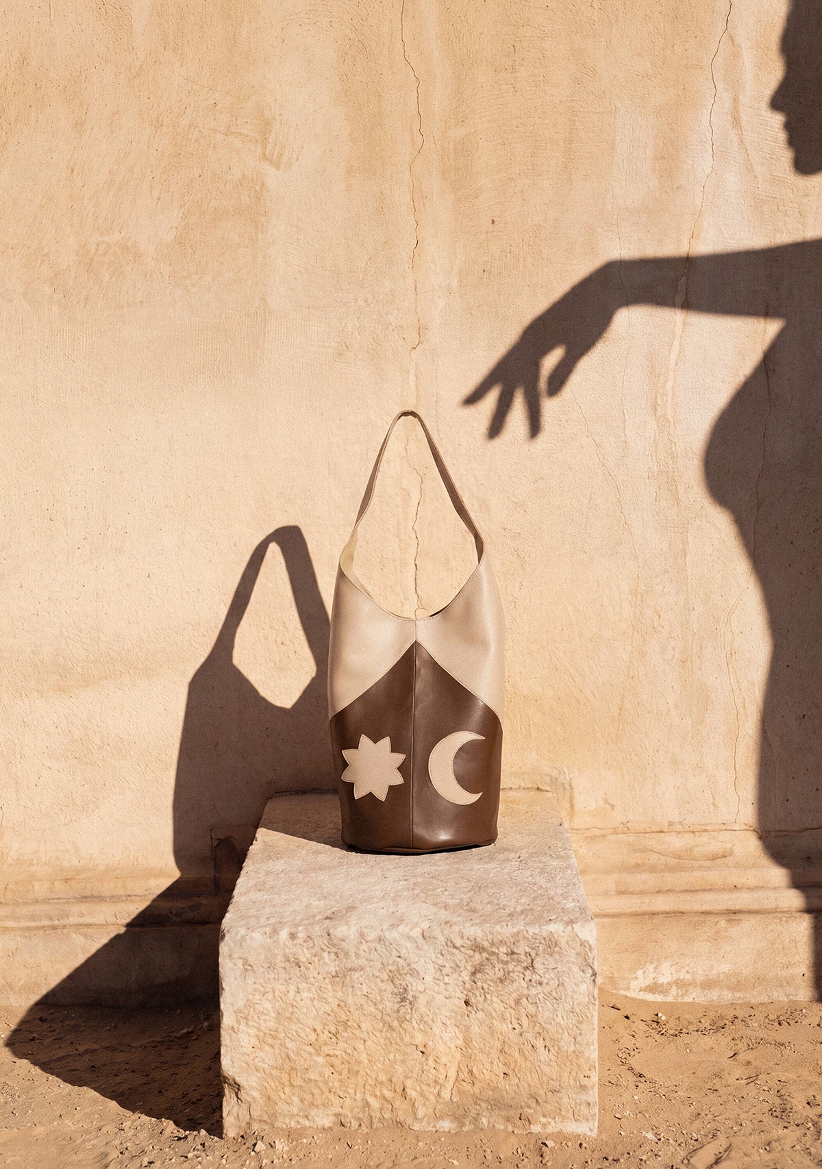 gunes-ay-desenli-el-yapimi-vegan-cay-derisi-krem-kahverengi-omuz-cantasi-lifestyle-ai-jpeg