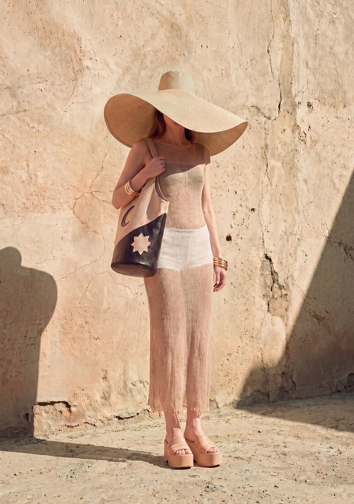 gunes-ay-desenli-el-yapimi-vegan-cay-derisi-krem-siyah-omuz-cantasi-lifestyle-ai-jpeg