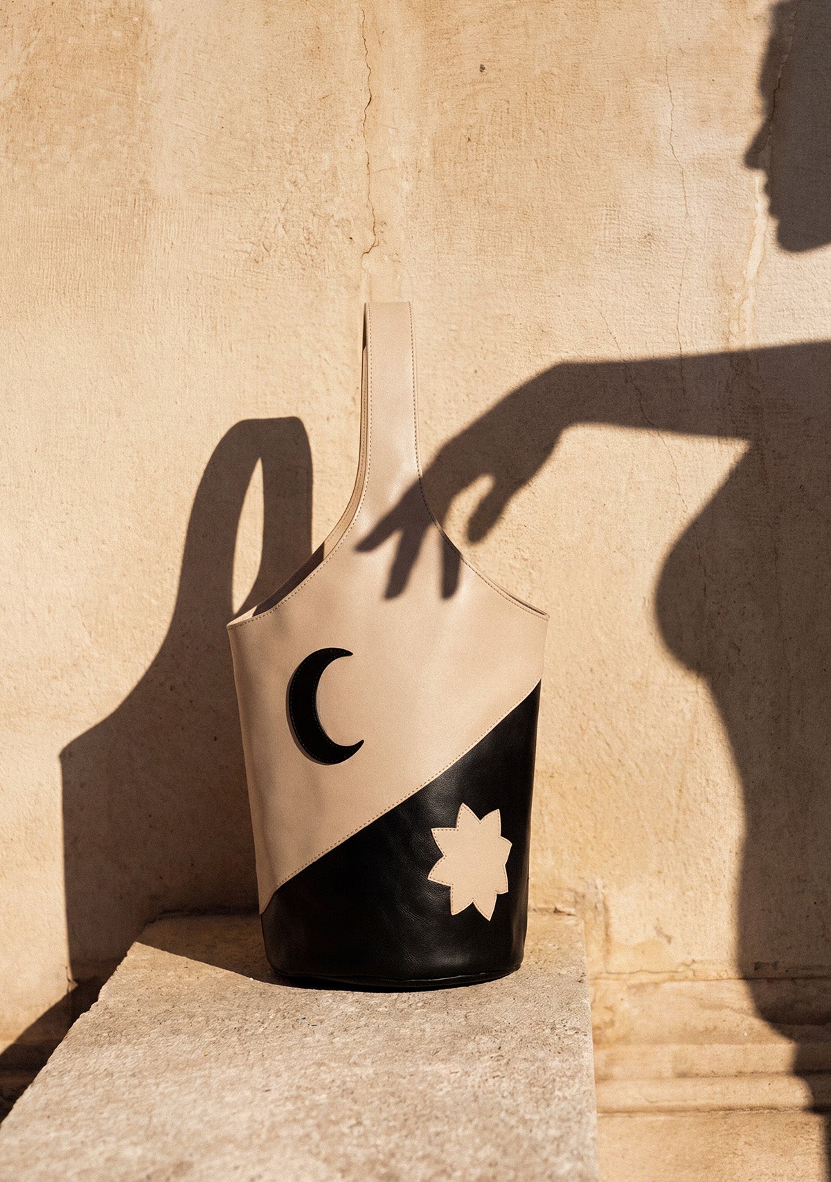 gunes-ay-desenli-el-yapimi-vegan-cay-derisi-krem-siyah-omuz-cantasi-lifestyle-ai-jpeg