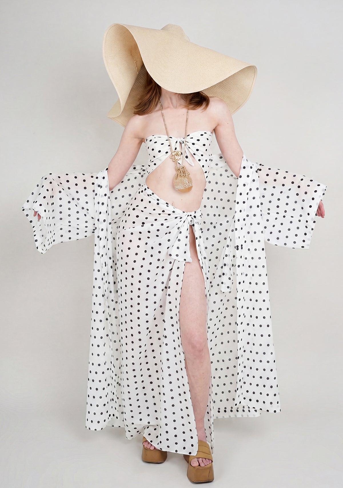 polka-scarf-model-detail