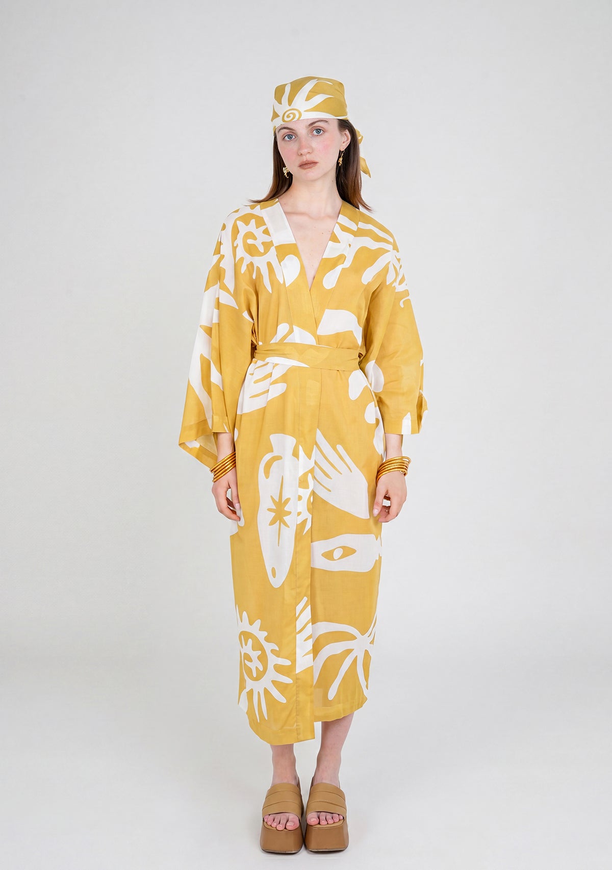 Sukhsuma sarı desenli kimono ve eşarp kombinli model görünümü