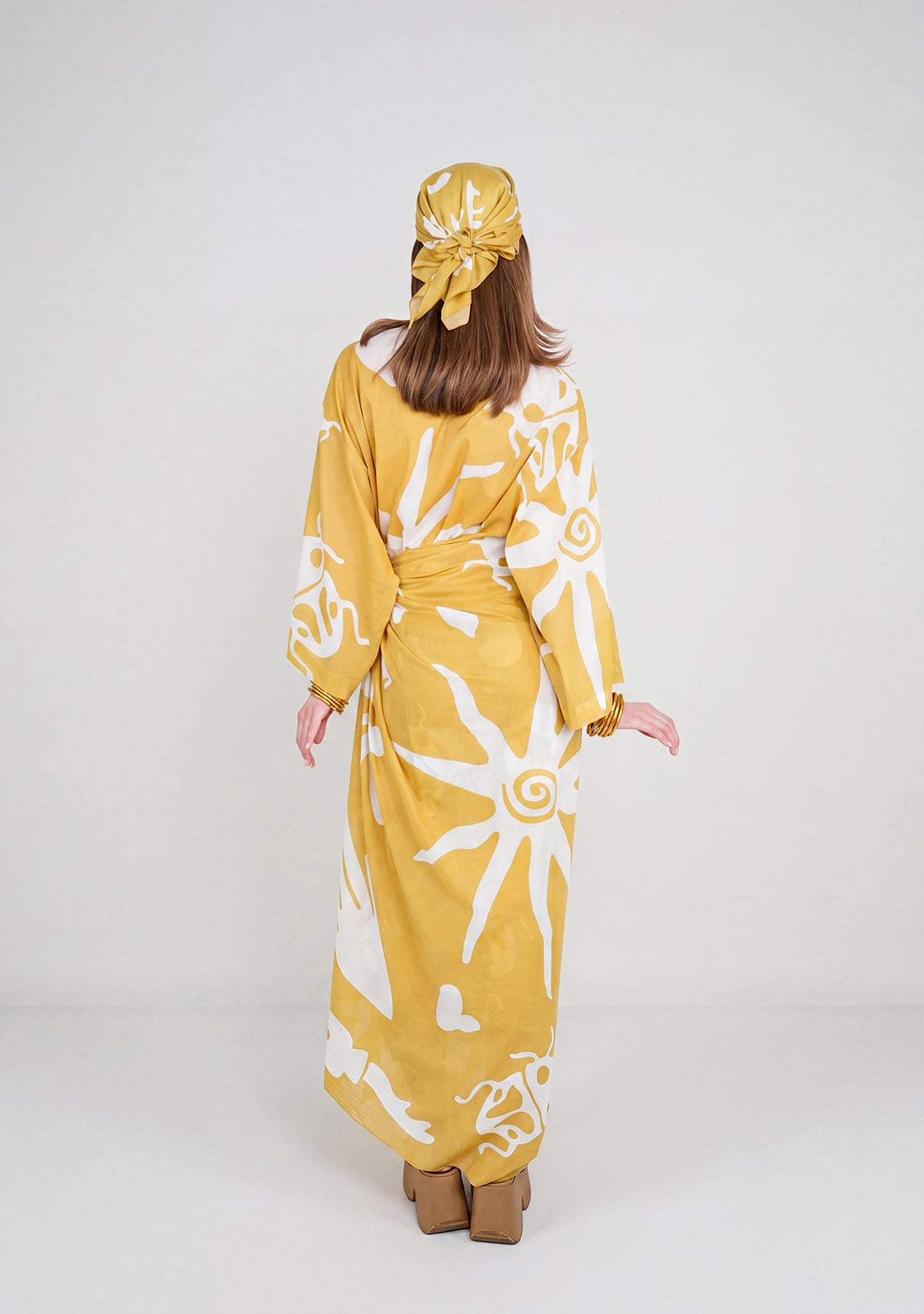 Sukhsuma sarı desenli kimono üzeri pareo ve eşarp kombinli model arka görünümü