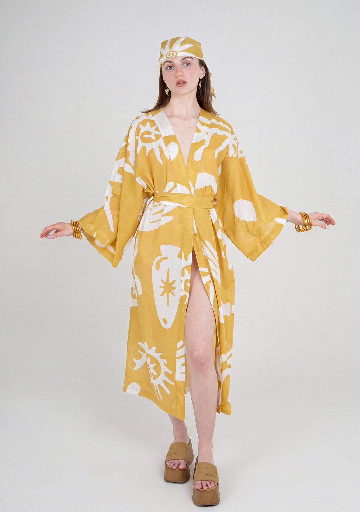 Sukhsuma sarı desenli kimono ve eşarp kombinli model görünümü