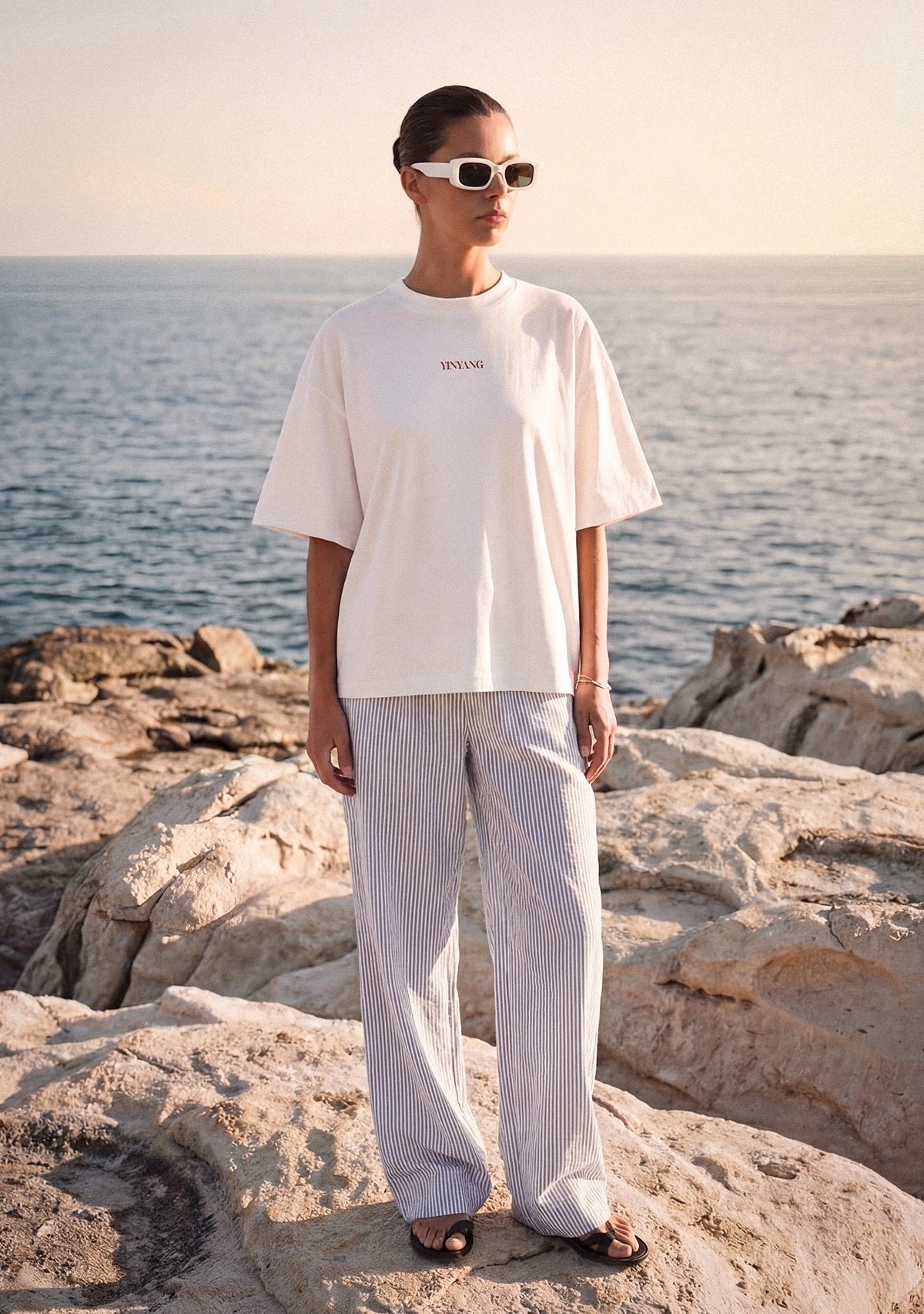 YINYANG marka desen baskılı beyaz oversize tişört ai lifestyle çekim