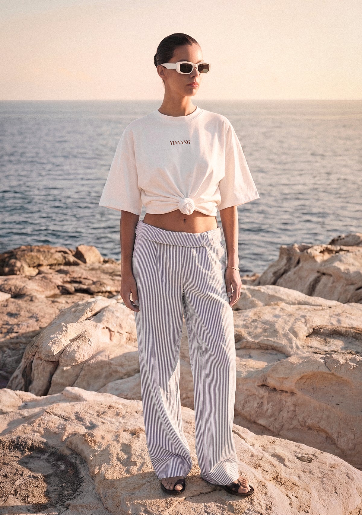 YINYANG marka desen baskılı beyaz oversize tişört ai lifestyle çekim