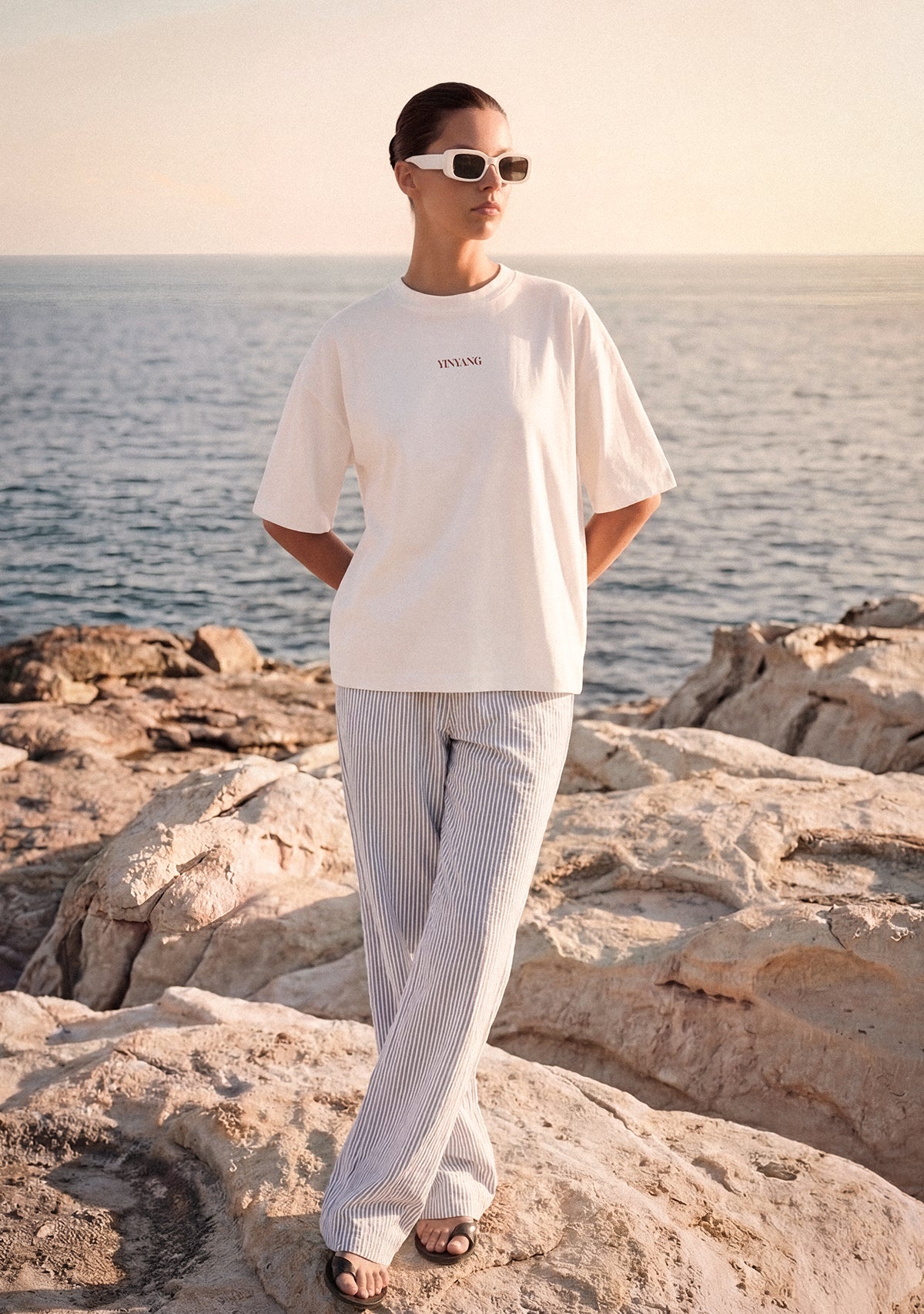 YINYANG marka desen baskılı beyaz oversize tişört ai lifestyle çekim