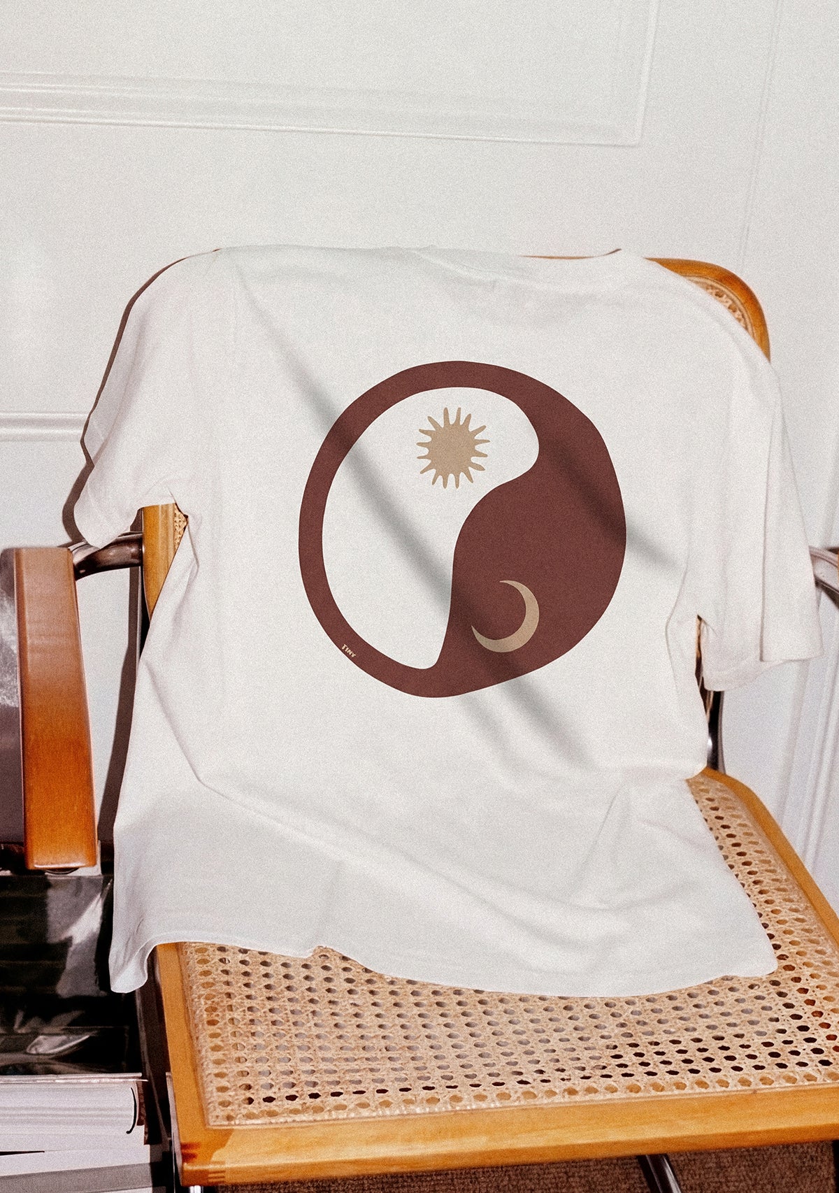 YINYANG marka desen baskılı beyaz oversize tişört ai mankensiz görsel