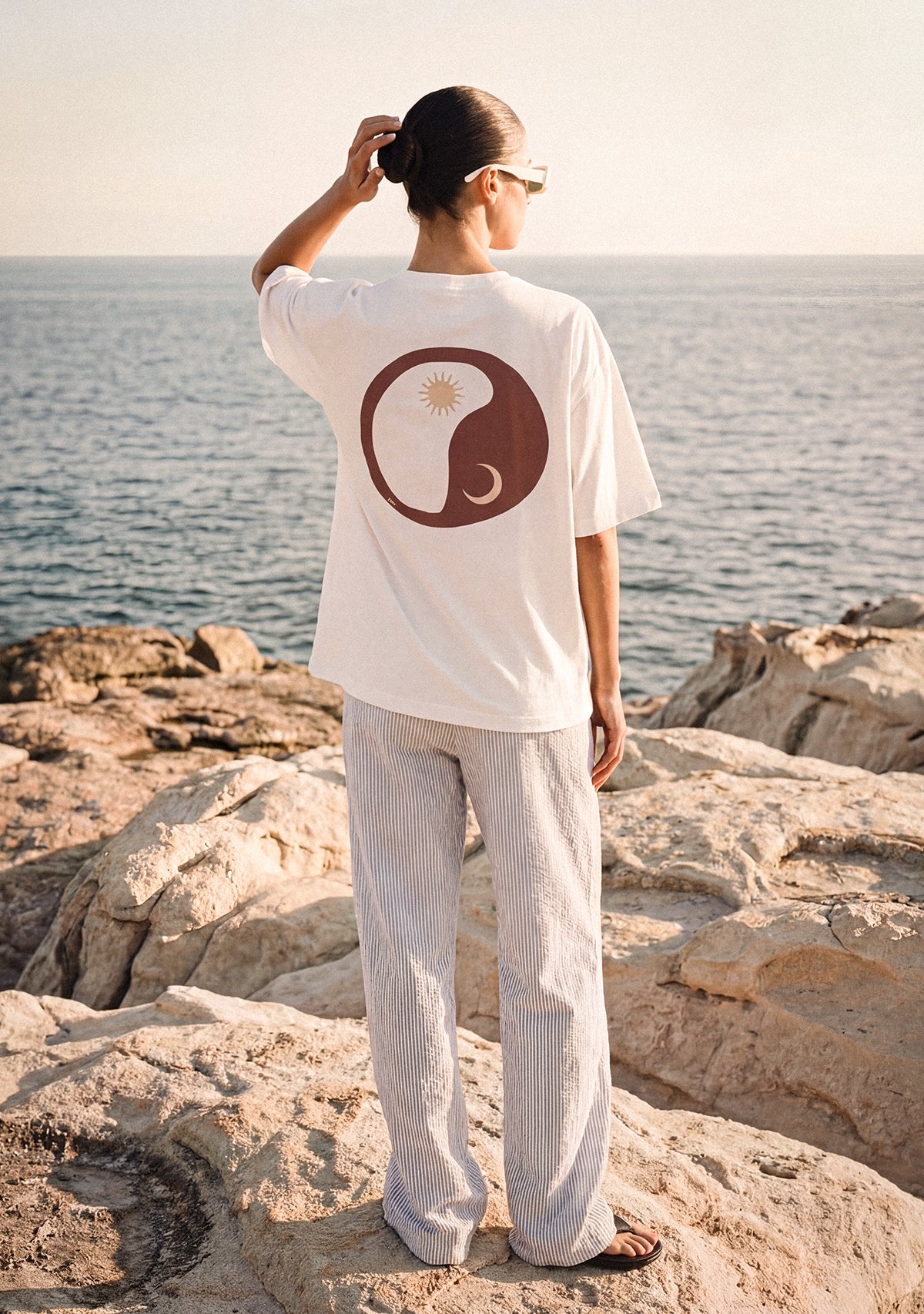 YINYANG marka desen baskılı beyaz oversize tişört ürün arka detay