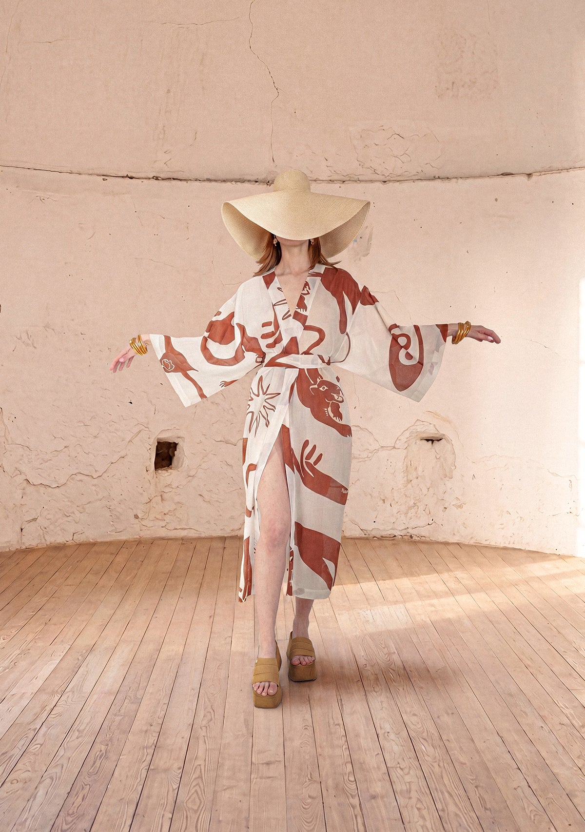 Yinyang bordo desenli kimono ve hasır şapka kombinli model görünümü