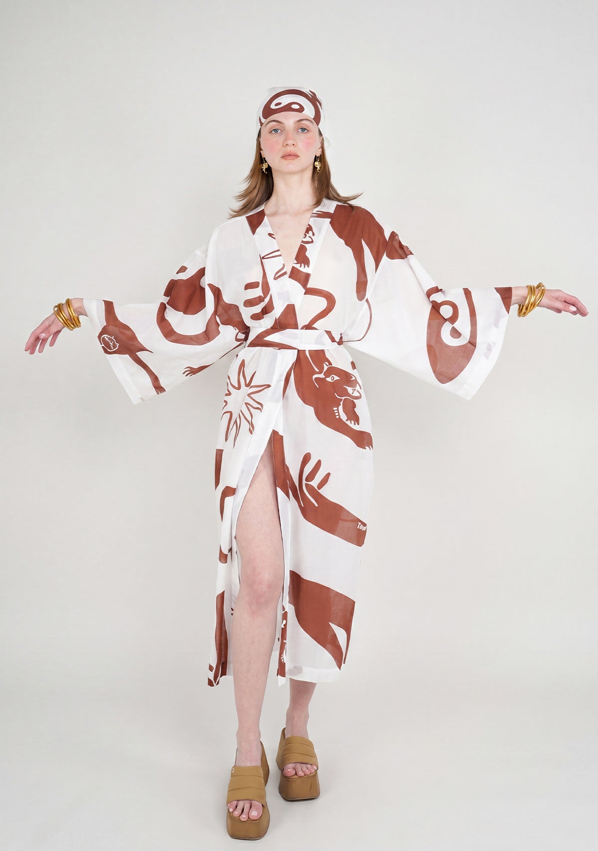 Yinyang bordo desenli kimono ve eşarp kombinli model görünümü