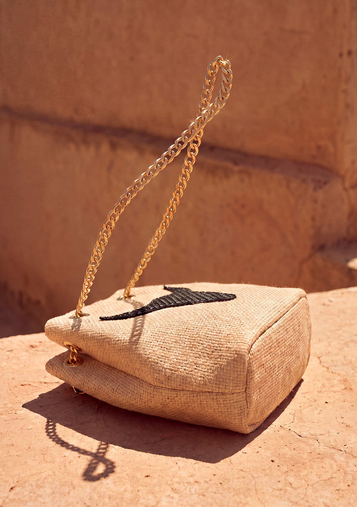 zincir-askili-boga-motifli-krem-omuz-cantasi-lifestyle-ai-jpeg